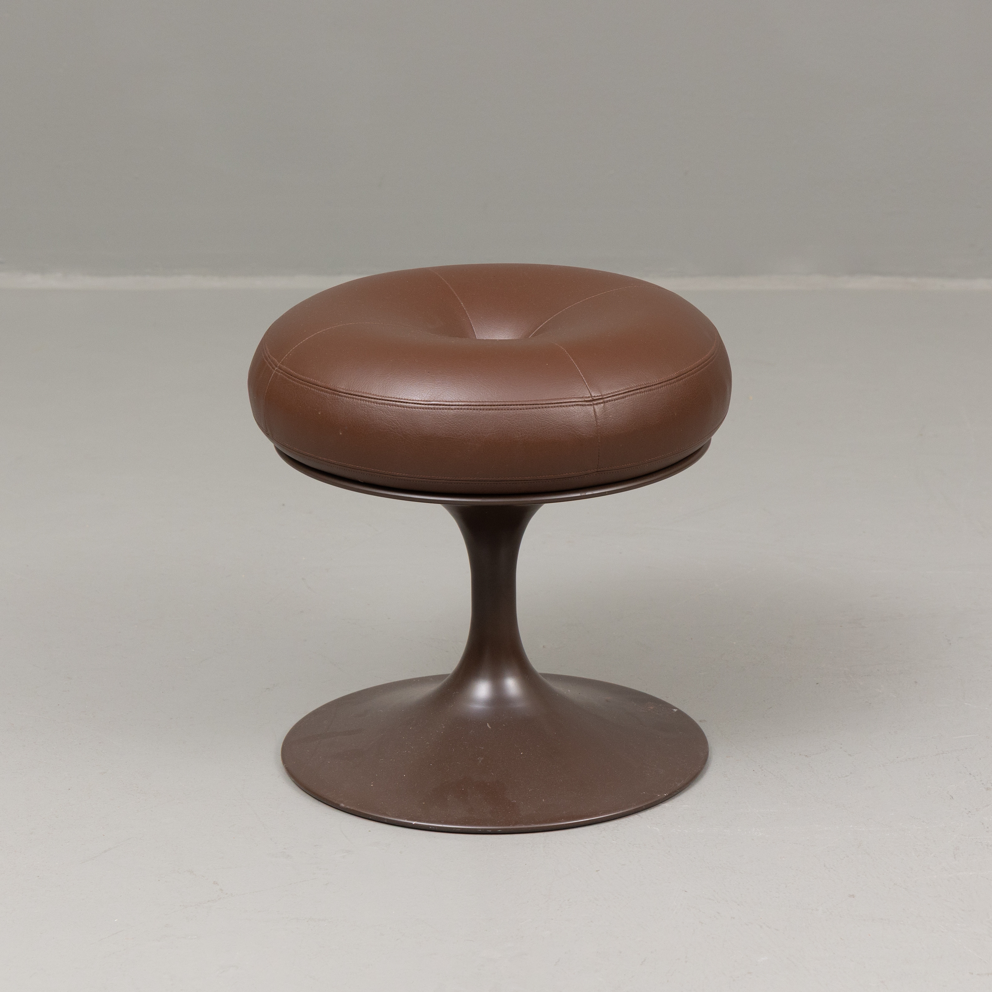 PALL, skinn/lackerad metall, "Satellit", Johanson Design, Markaryd, Sverige.