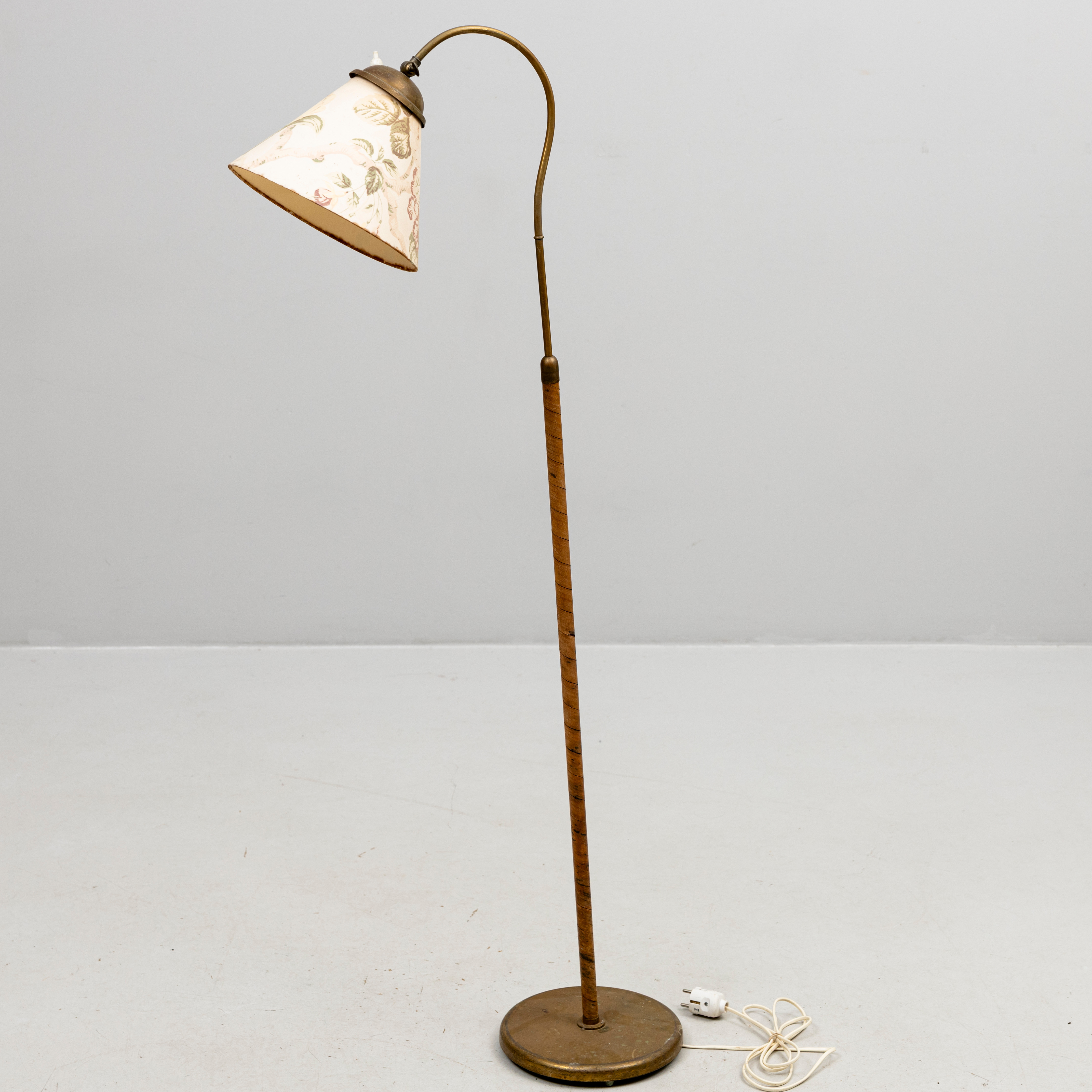 GOLVLAMPA, mässing och träfanér, 1900-talets första hälft.