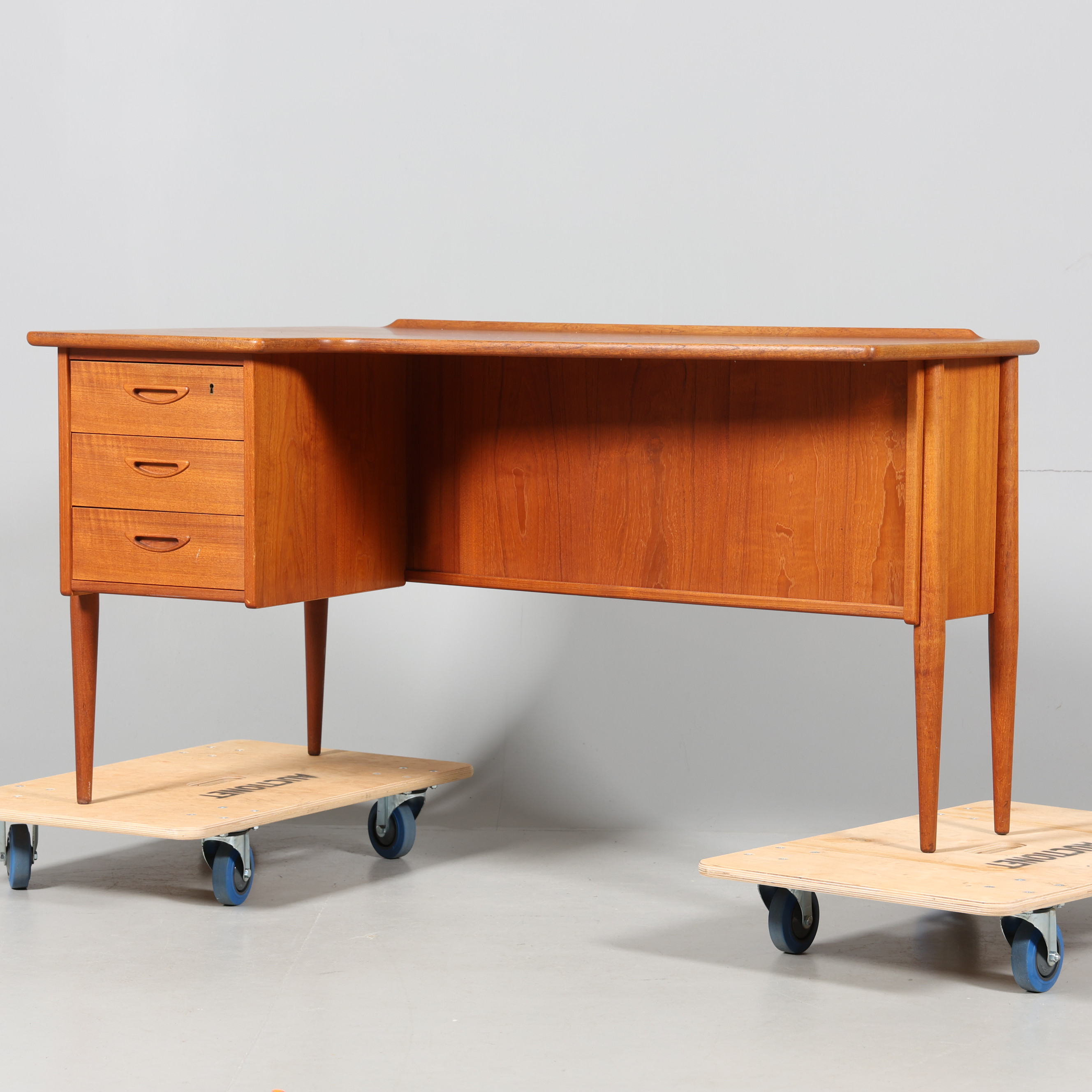 GÖRAN STRAND. SKRIVBORD, modell A10, teak, Lelångs Möbelfabrik, Bengtsfors, 1950/60-tal.