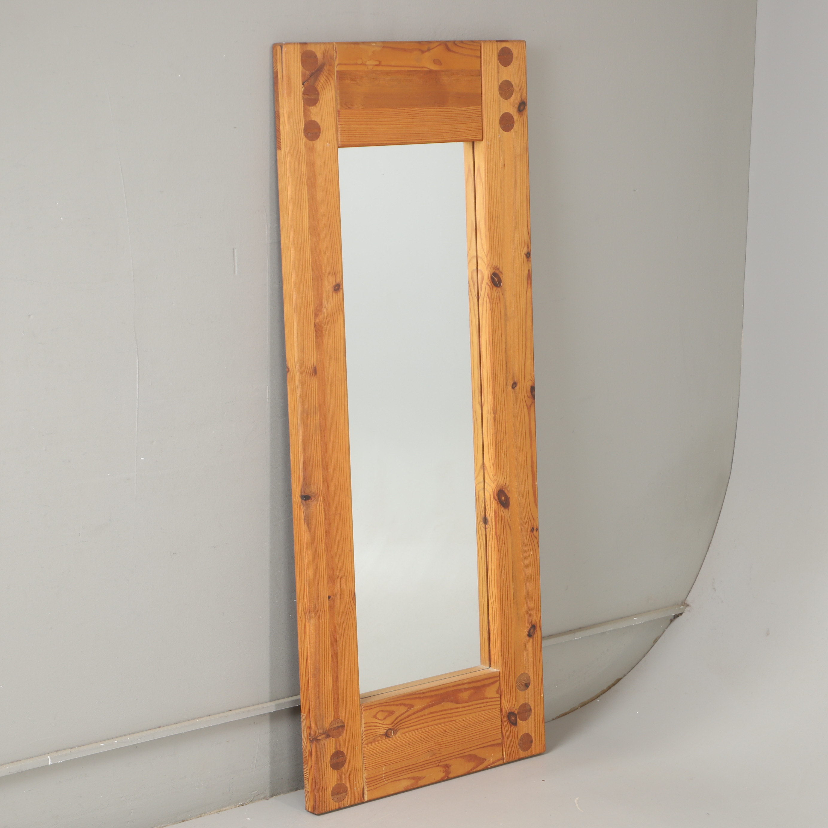 SVEN LARSSON. Möjligtvis. Spegel, furu, Möbel-shop AB, 1900-talets andra hälft.