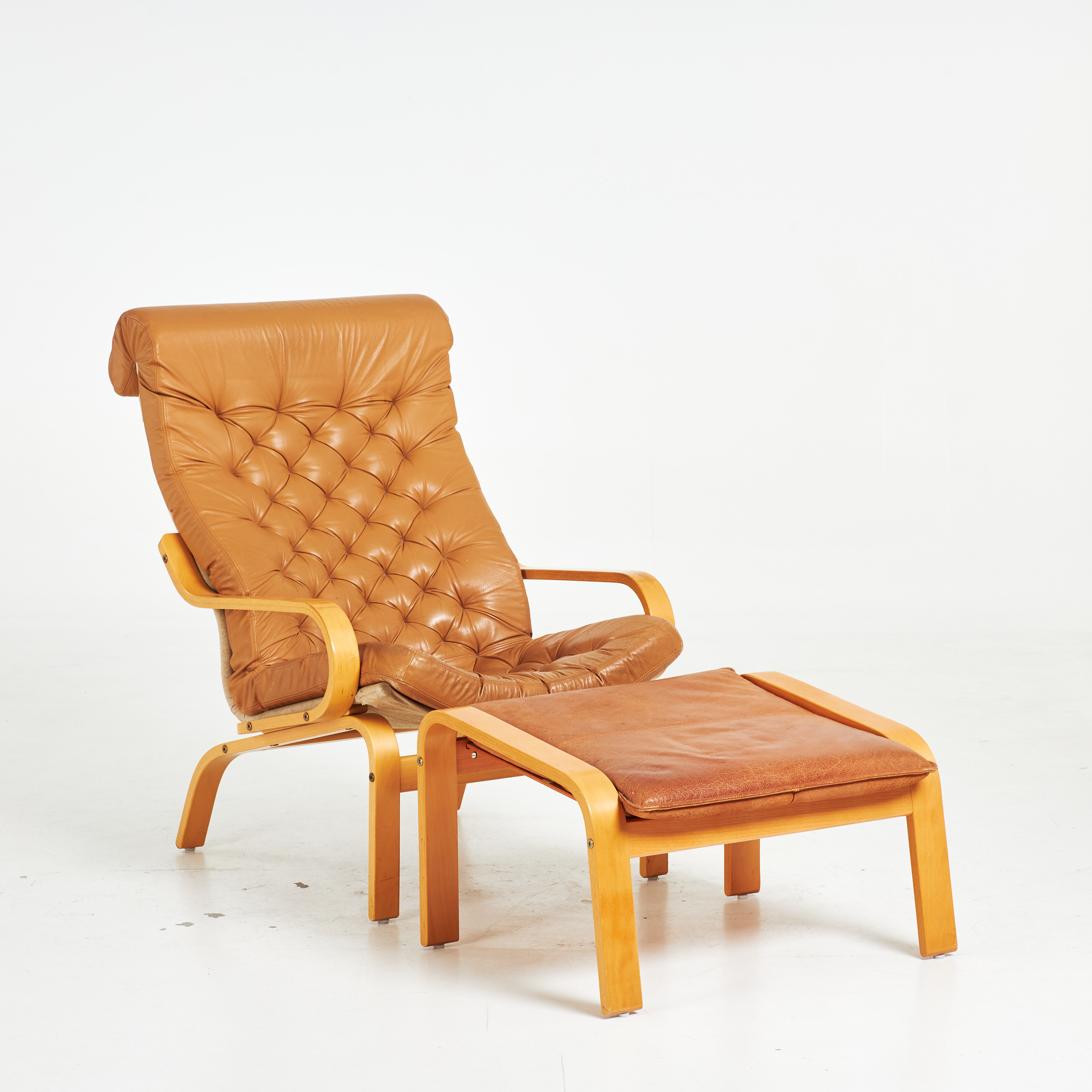 NOBURU NAKAMURA. 2 delar., Fåtölj med fotpall, "Poem", IKEA, 1900-talets andra hälft, skinn, bok.