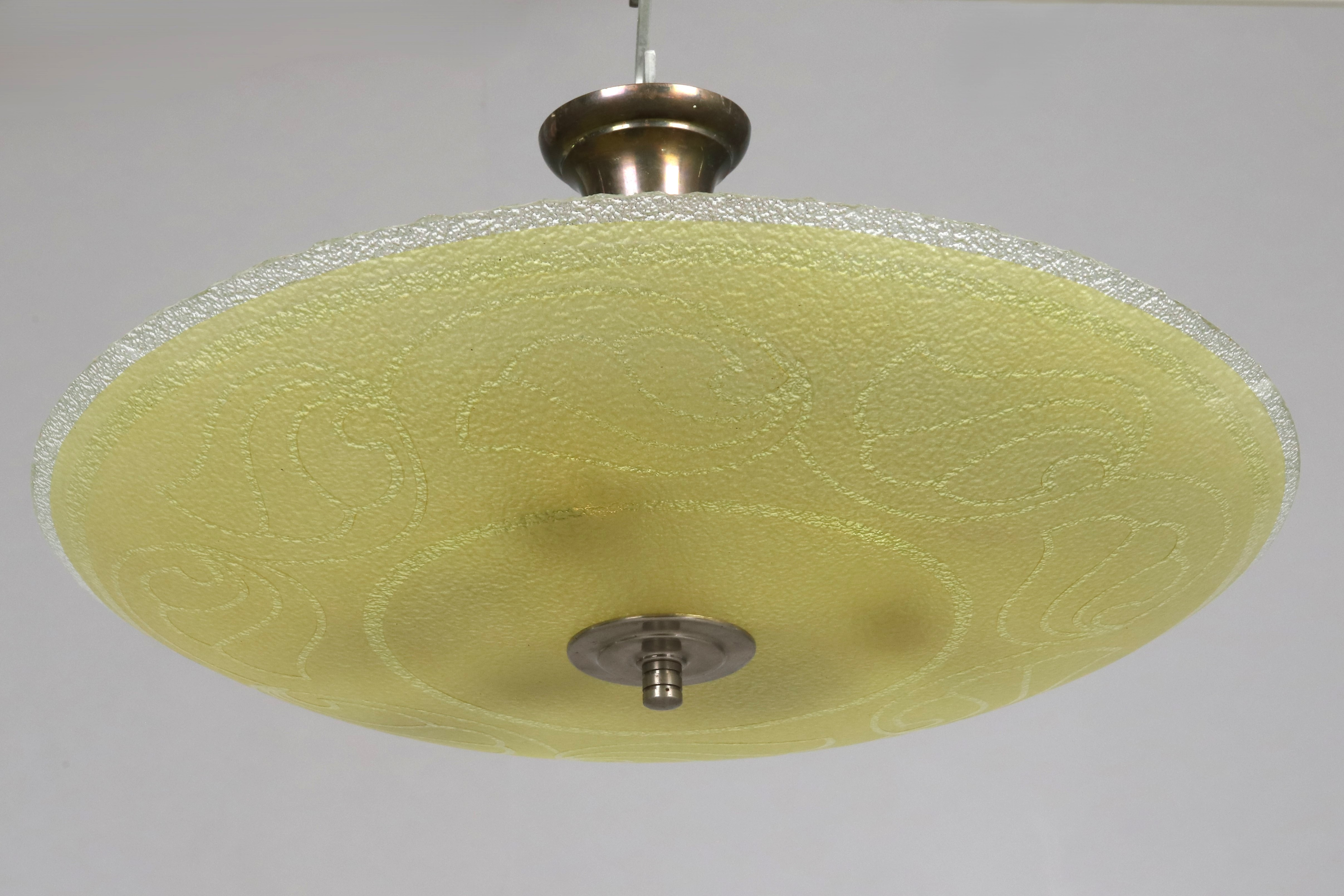 TAKPLAFOND. Mässingsstomme, skärm i råglas med lövdekor, Swedish Grace, 1920/30-tal.