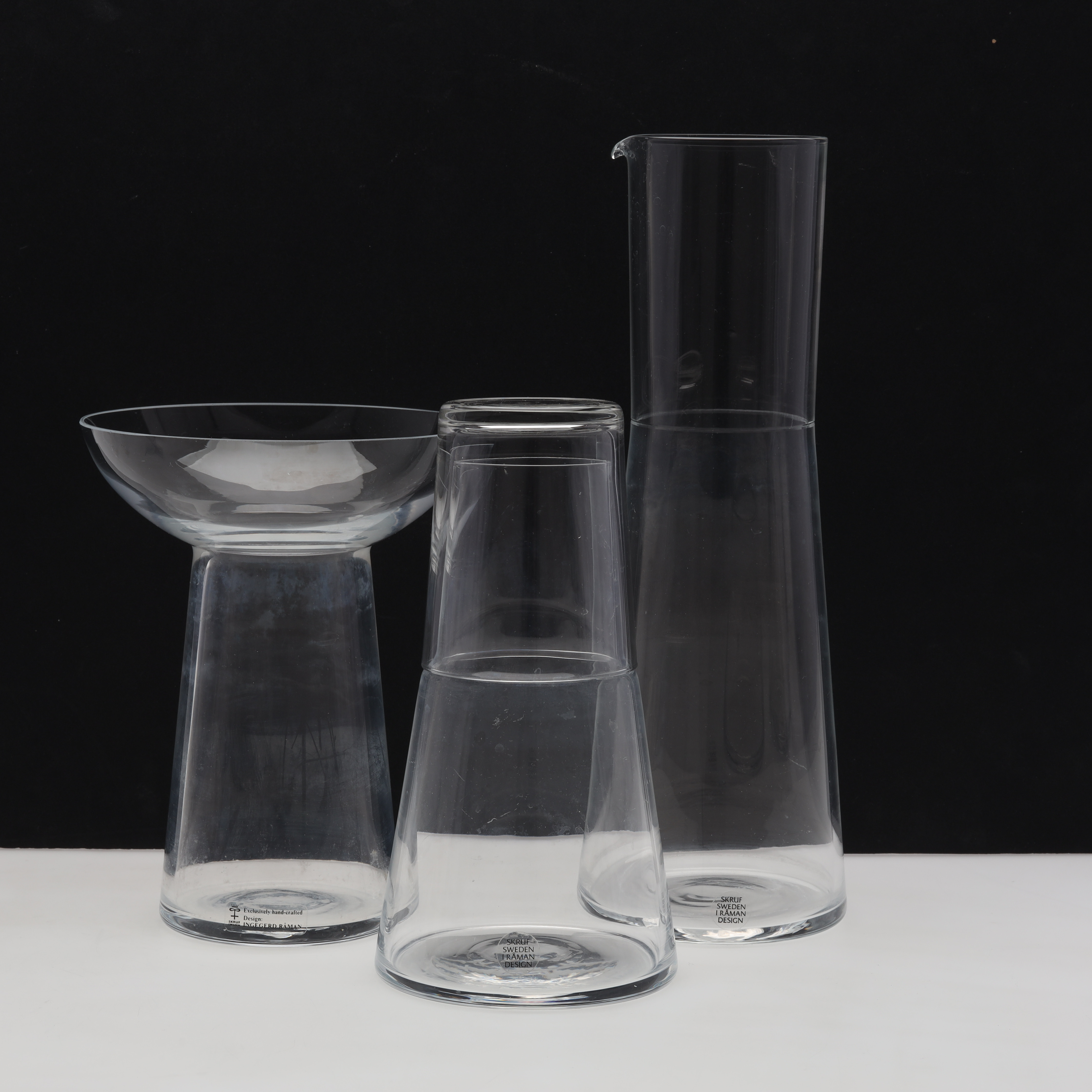 INGEGERD RÅMAN. KARAFFER samt VAS, glas, 3 delar, Skruf.