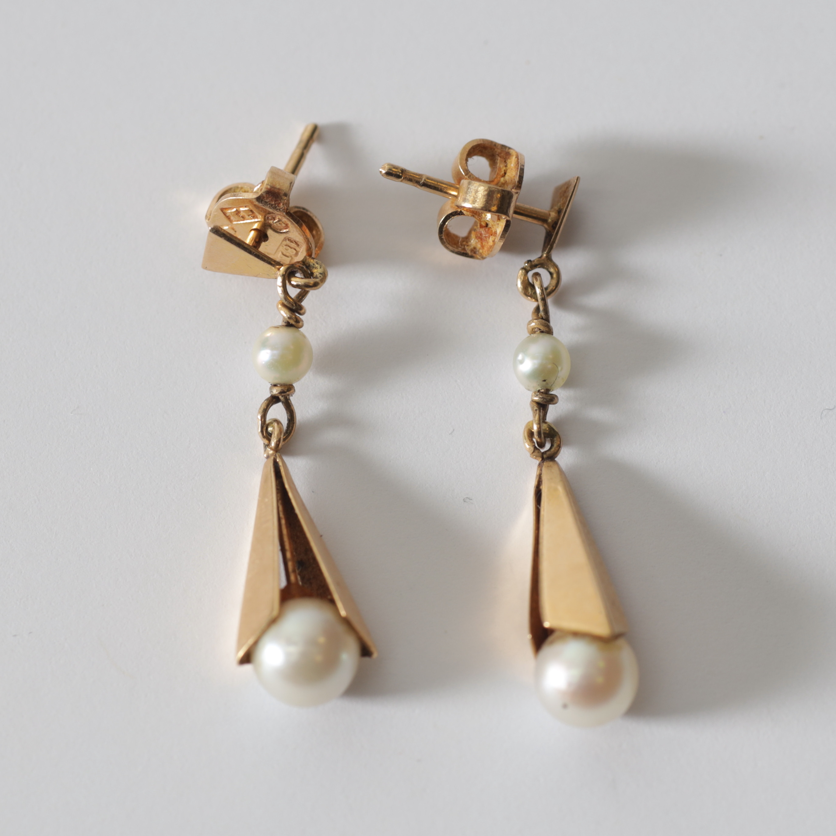 ÖRHÄNGEN, 1 par, 18K guld & pärlor, Alton Guldvaru. A.B., Falköping, 1964. Totalvikt ca 2,1 gram.