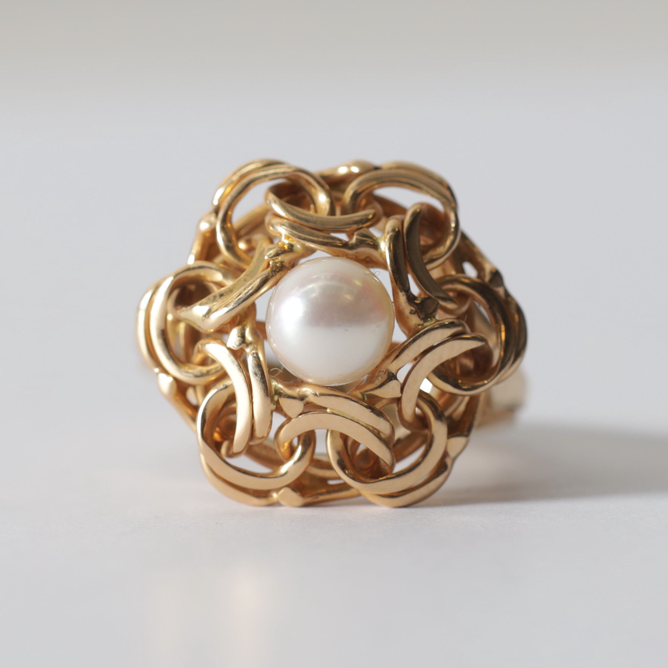 RING, 18K guld & pärla, bismarck, G. Lindgren Gravör Och Guldsmed, Hägersten, 1971. Totalvikt ca 7,1 gram.