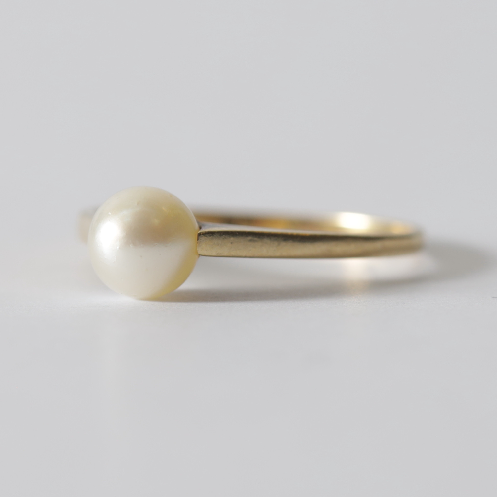 RING, 14K guld & pärla. Totalvikt ca 1,9 gram.