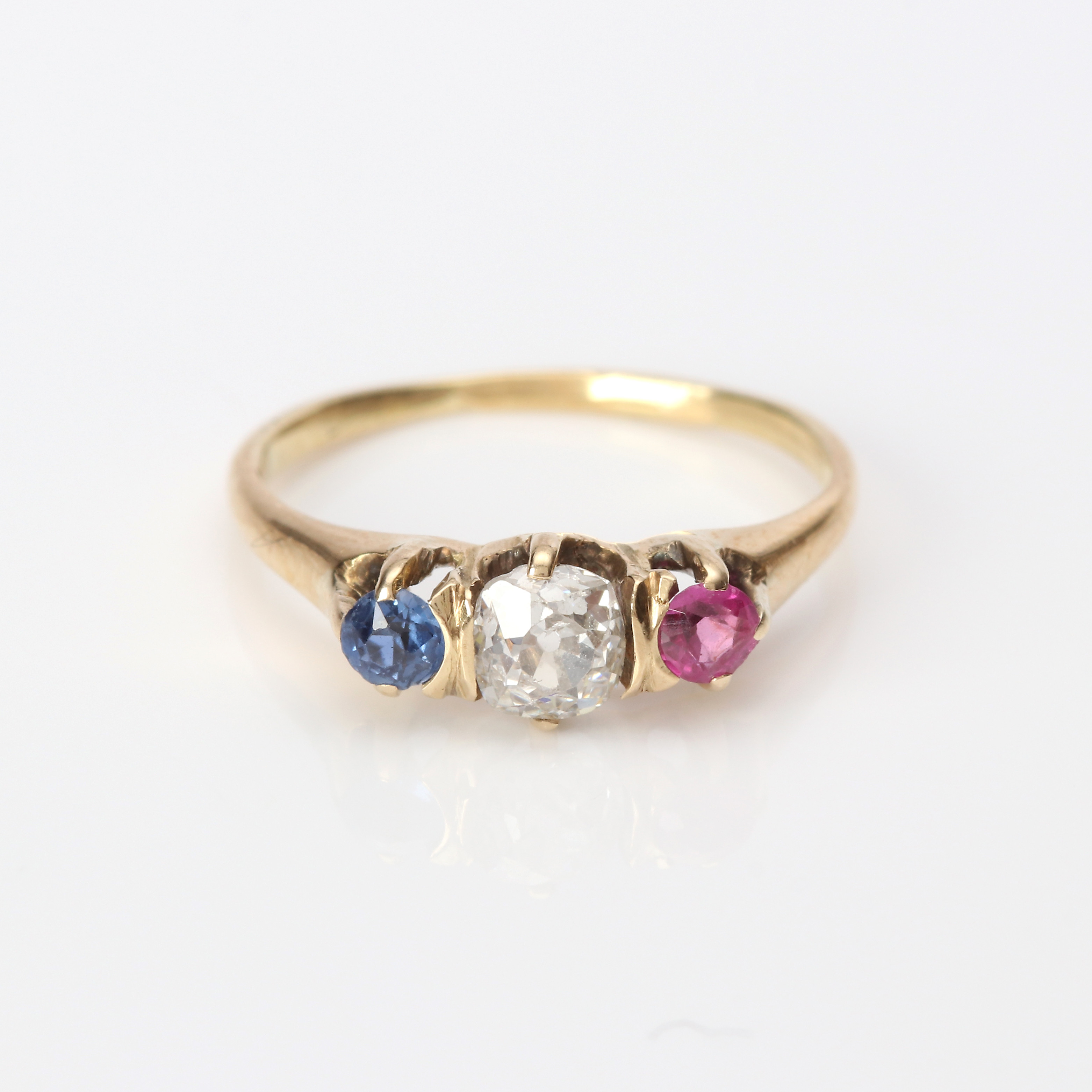 RING TRICOLOR. Guld med en gammalslipad diamant samt röd och blå sten, totalvikt ca 1,4 gram.