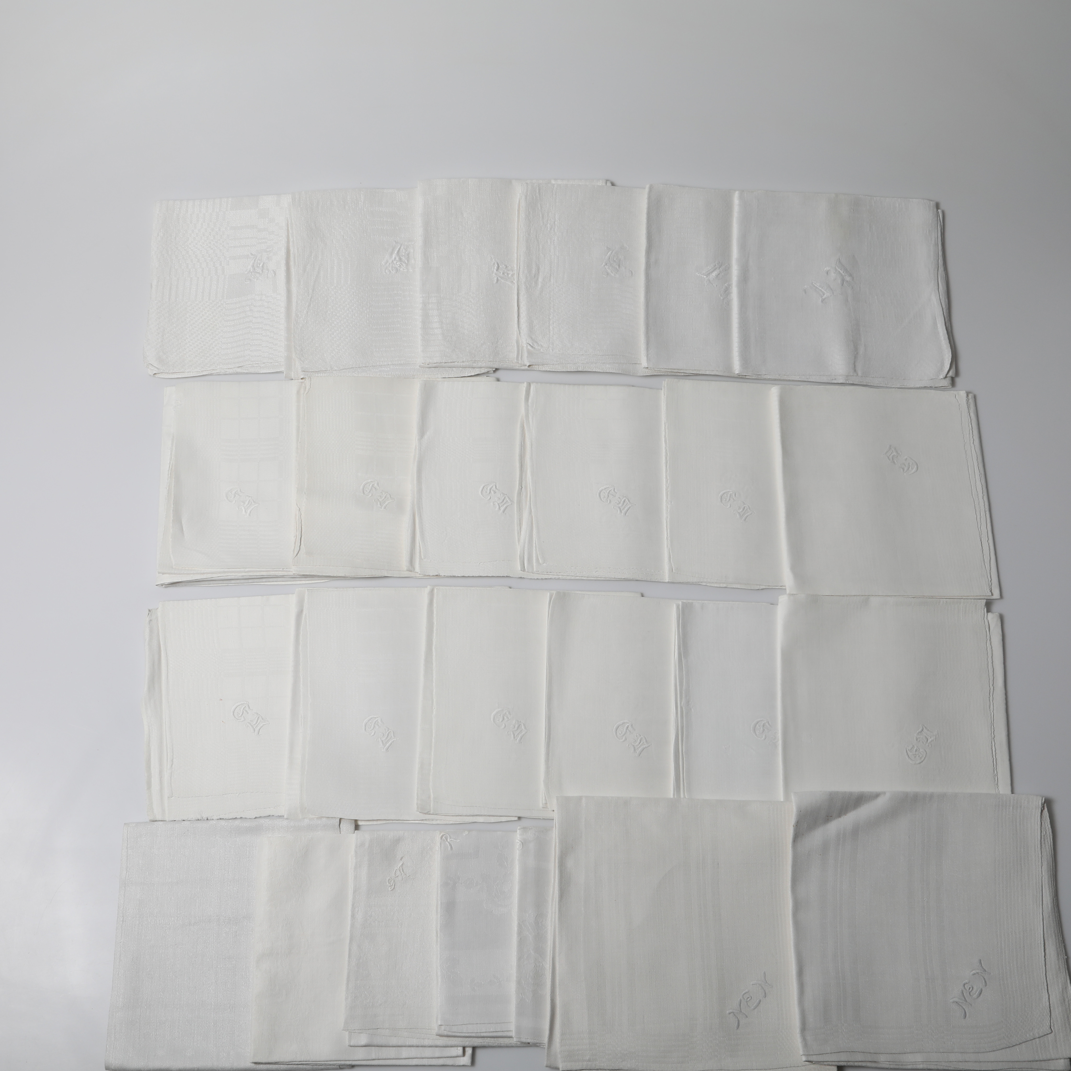 SERVETTER, 25 stycken, linnedamast, 1900-tal.