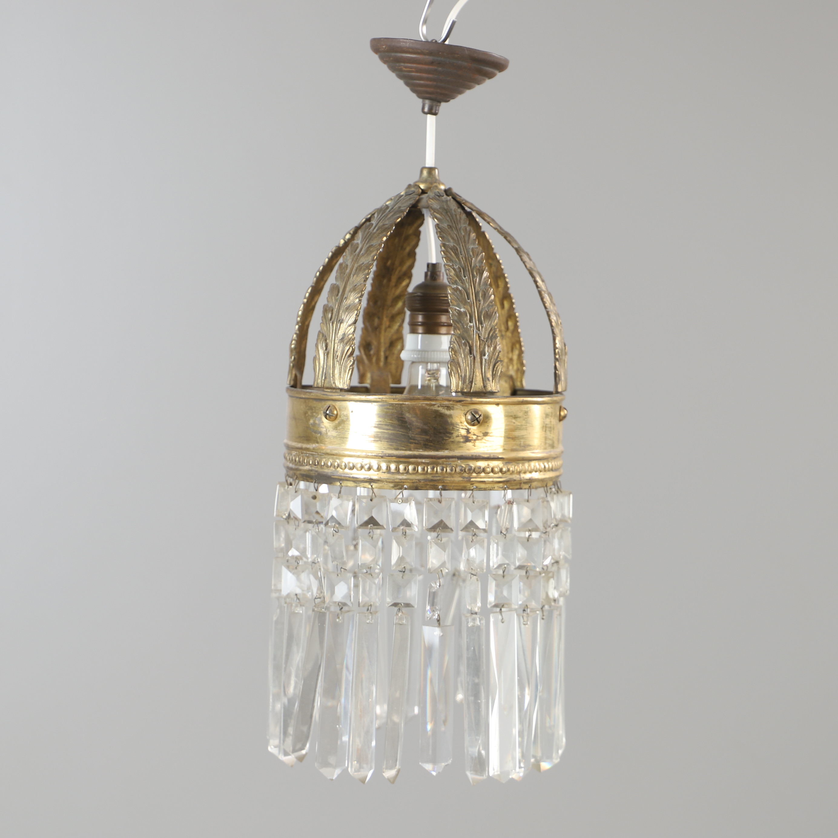 TAKLAMPA, mässing med prismor, 1900-talets första hälft.