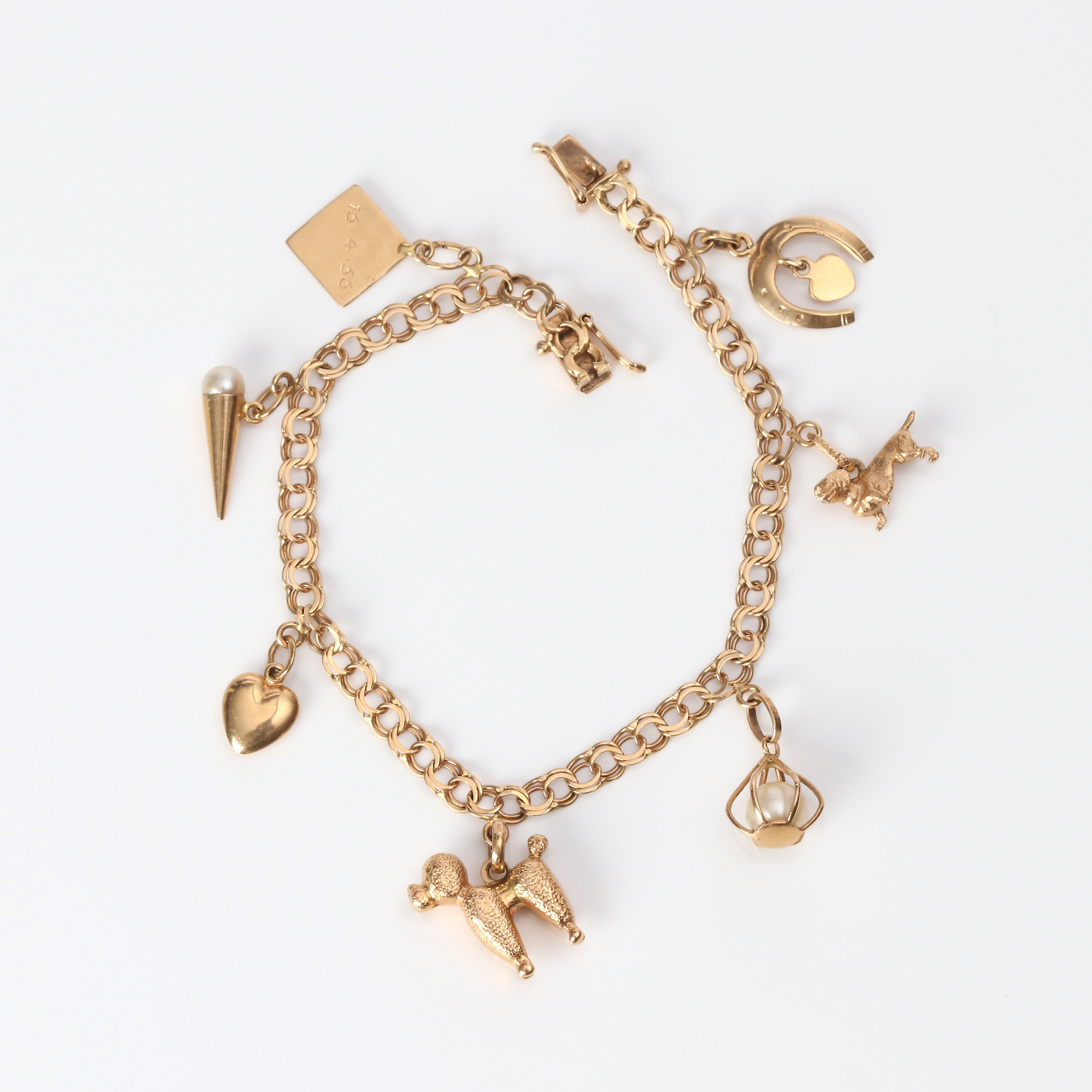 BERLOCKARMBAND, BISMARCKLÄNK. Länk och berlocker i 18k guld med odlade pärlor, totalvikt ca 11,8 gram.