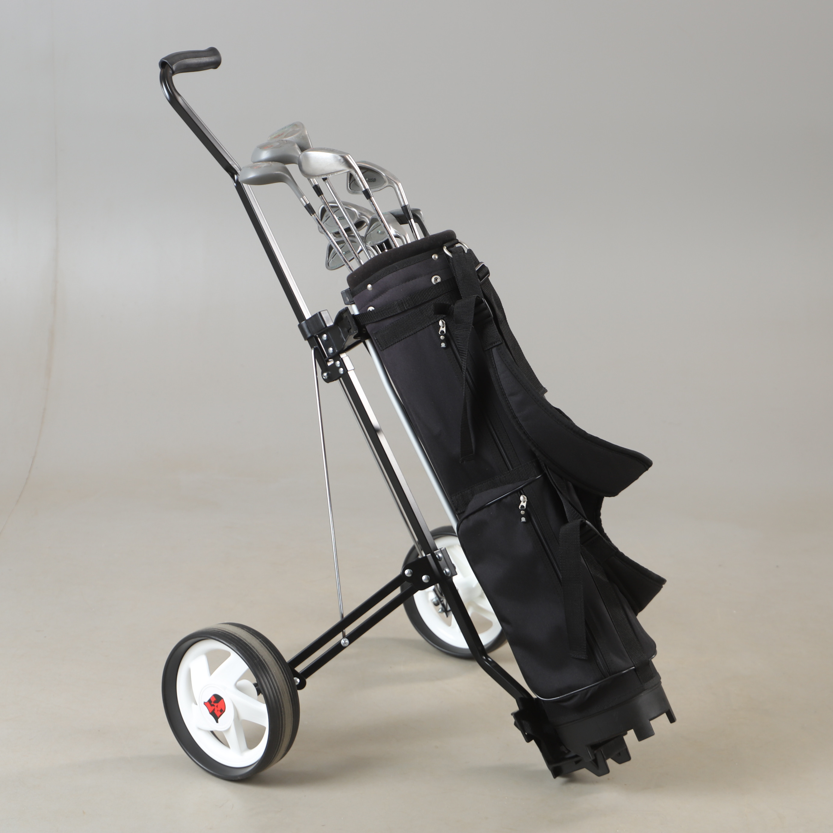 GOLFKLUBBOR MED BÄRBAG OCH VAGN, bl. a. Wilson.