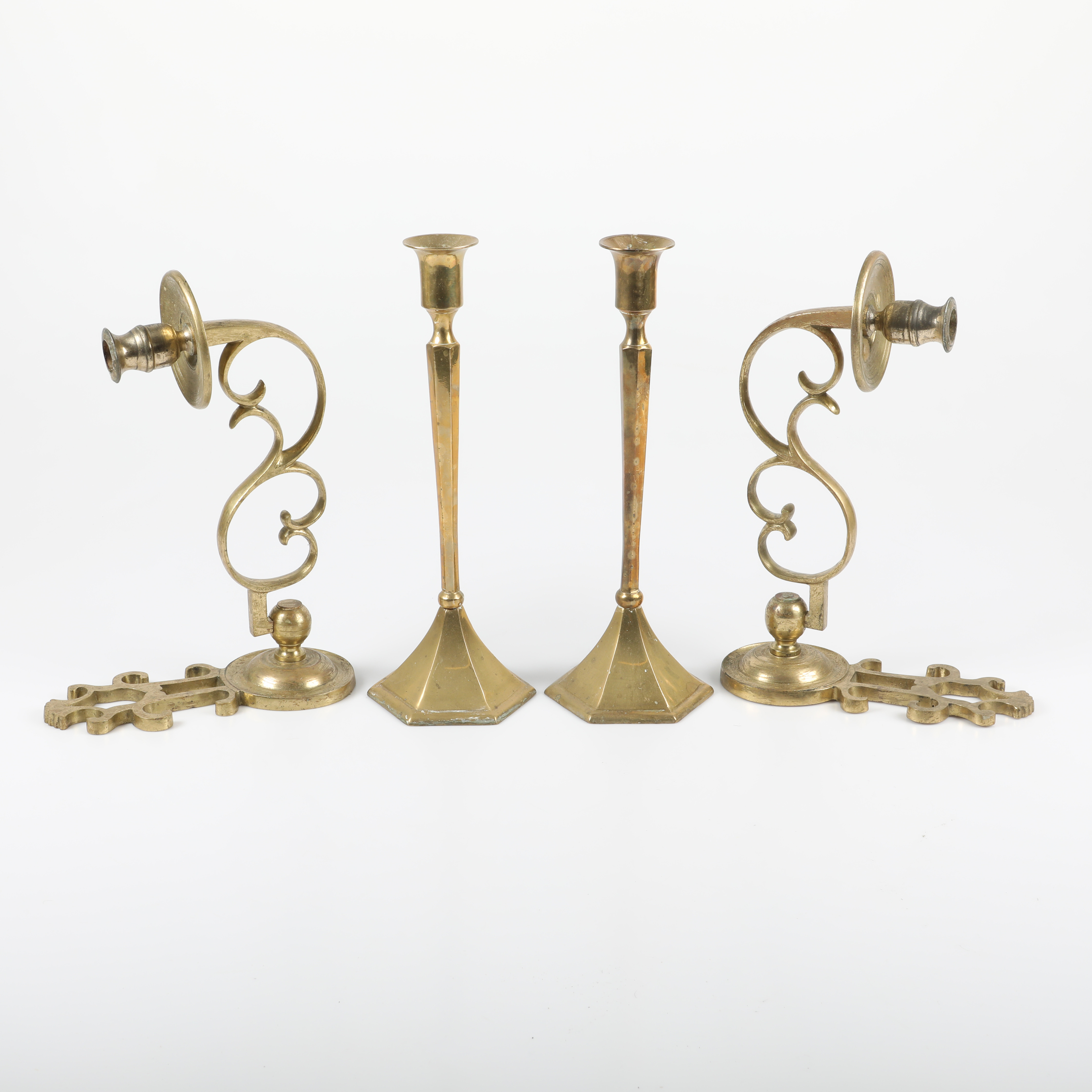 LJUSSTAKAR SAMT PIANOLAMPETTER, mässing, 1900-talets första hälft.