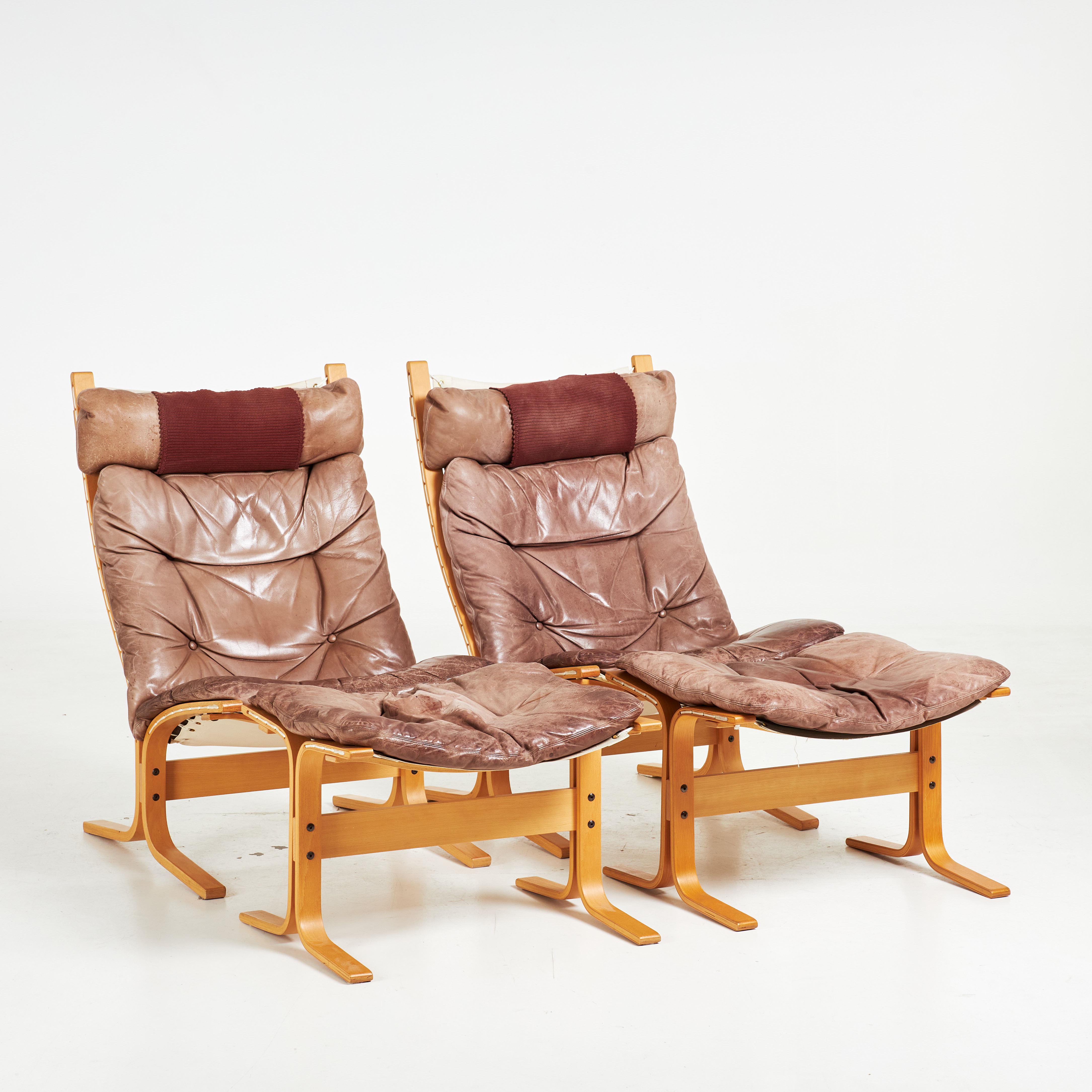 INGMAR RELLING. Fåtöljer. 1 par, "Siesta", ben i bok, Westnofa, Norge.