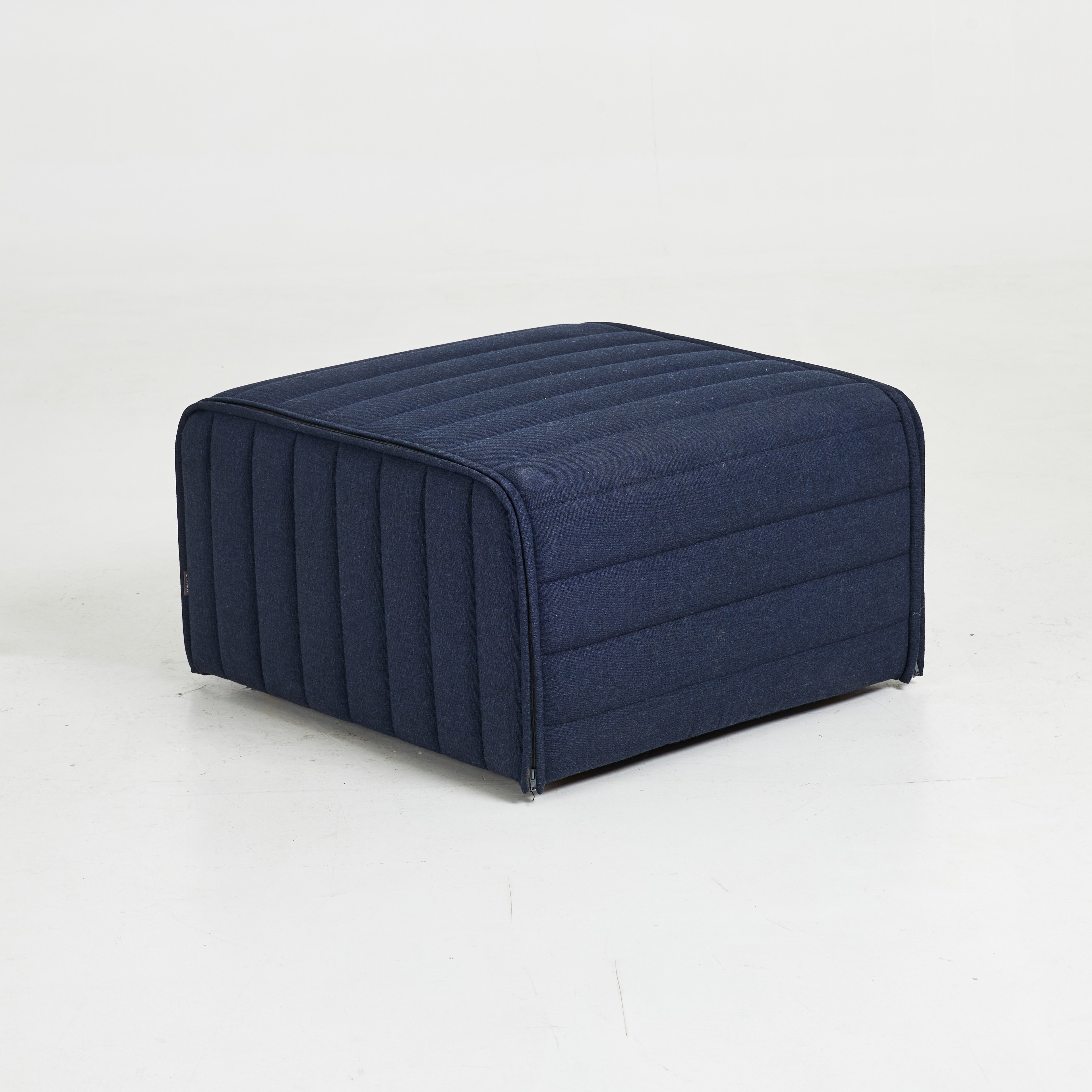 NINA JOBS. Pall, "Kvilt", Gärsnäs, samtida, blå textilklädsel, etikettmärkt.