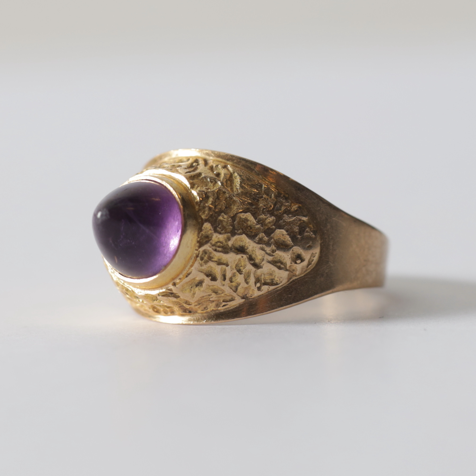 RING, 18K guld & ametist, 1960-tal. Totalvikt ca 4,4 gram.
