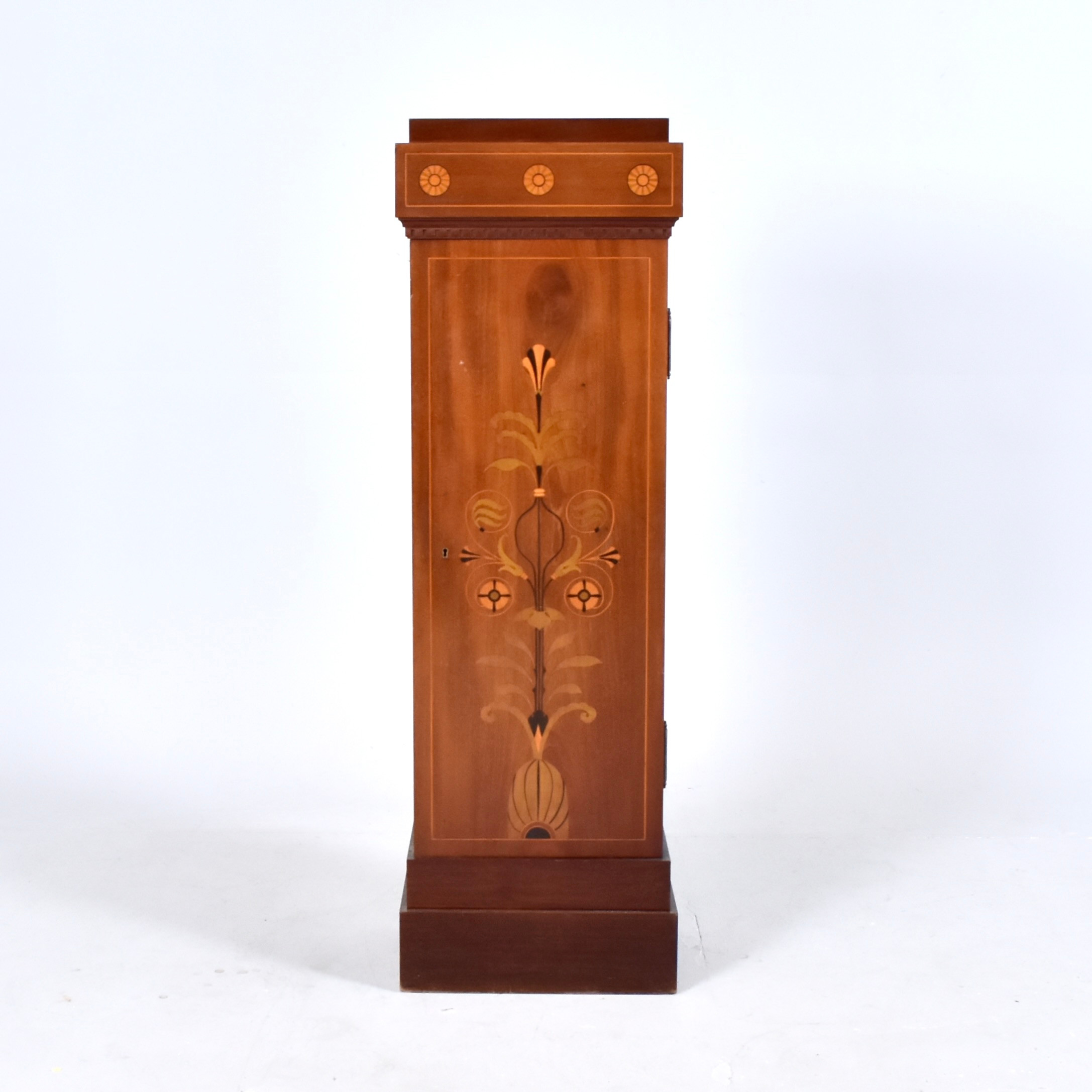 MAGASIN DU NORD. kolonnskåp, mahogny med intarsia.