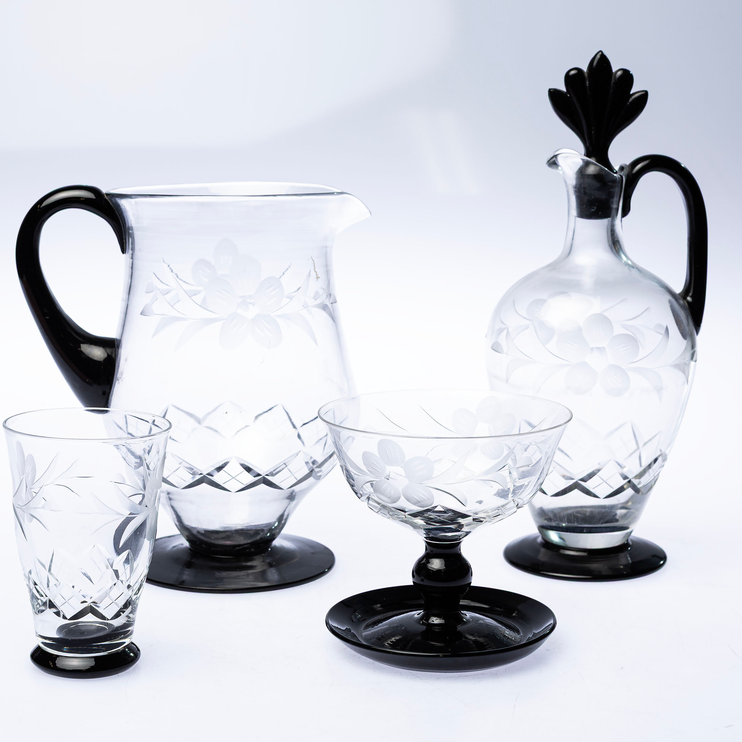 GLASSERVISDELAR, 21 st med svart fot och slipad dekor, 1900 - talets första hälft.