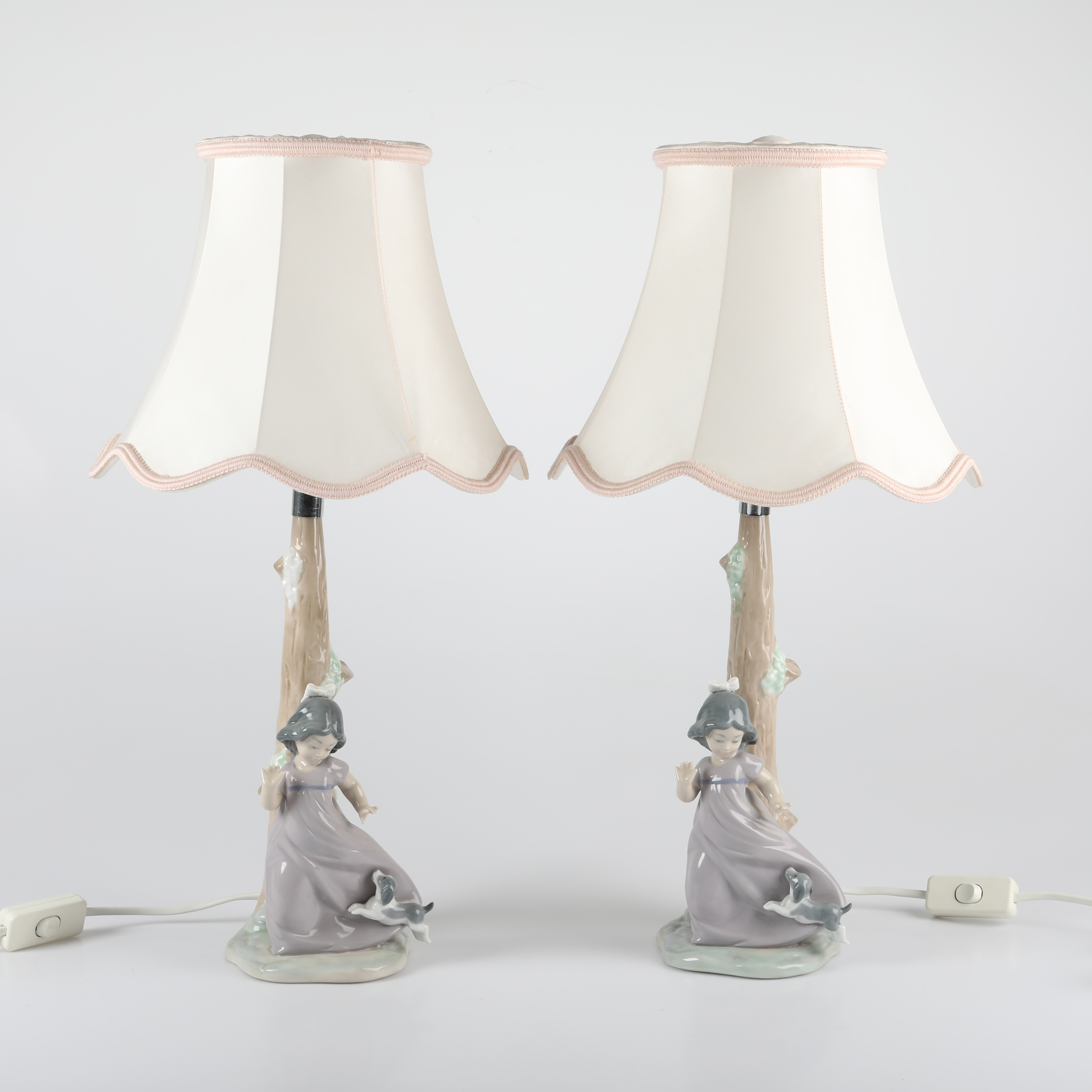 BORDSLAMPOR, 2 stycken, porslin med textilskärmar, Nao, Spanien.