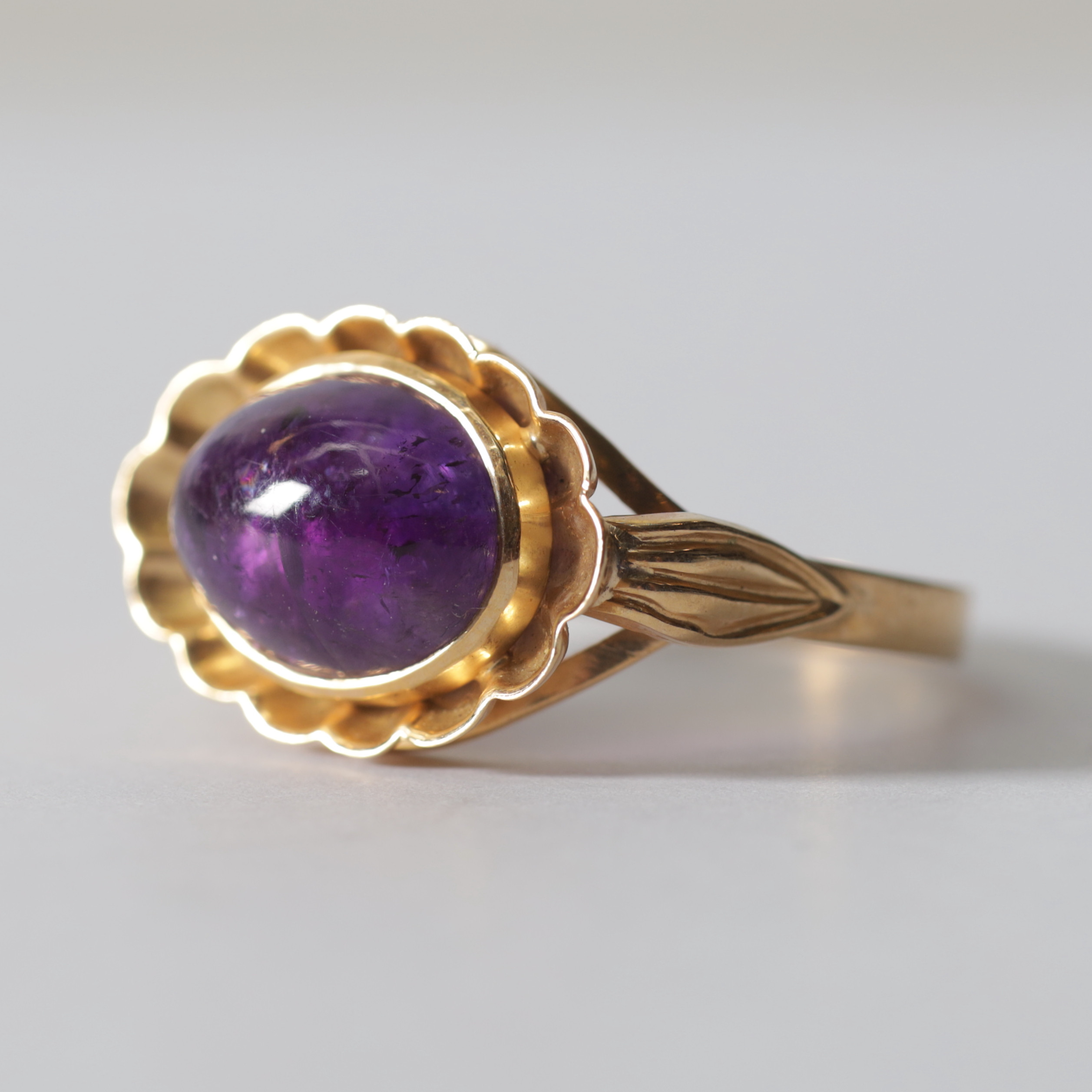 RING, 18K guld & ametist, 1950-tal. Totalvikt ca 3,5 gram.