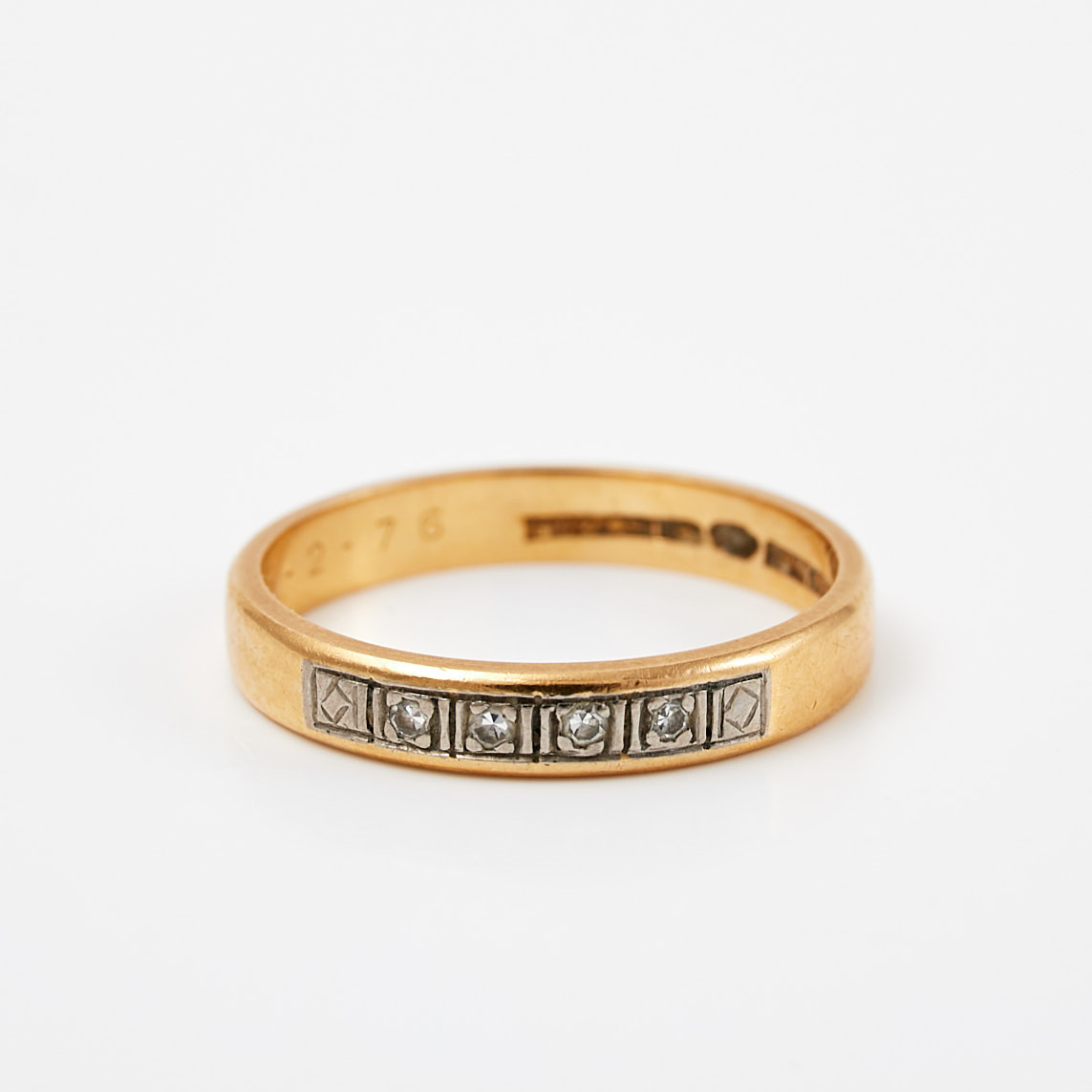 RING. 18k guld, fyra briljantslipade diamanter, 1975.