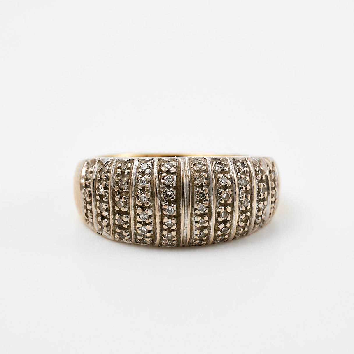 RING. 18 k tvåfärgat guld, Guldfynd, små briljantslipade diamanter.