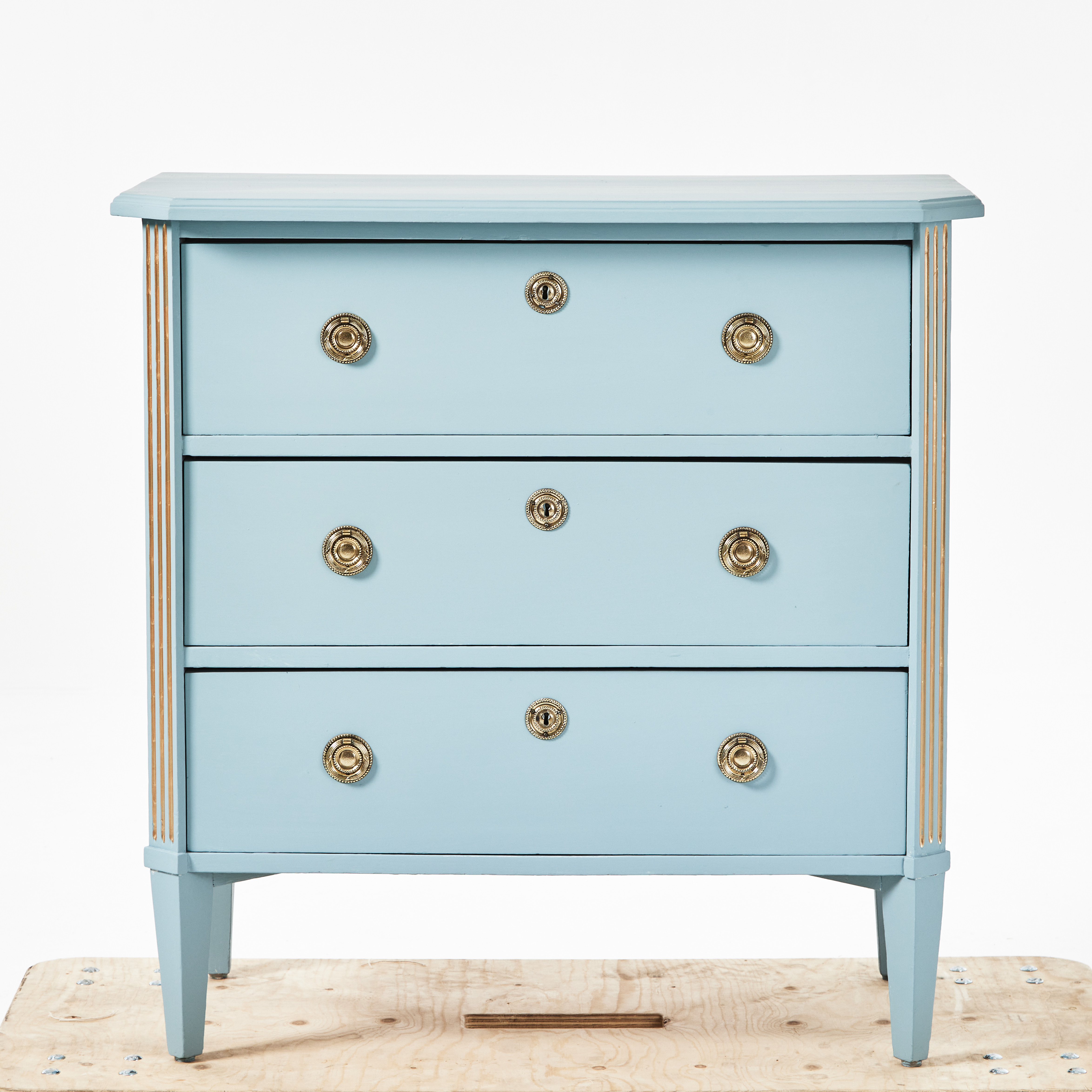 BYRÅ, 1900-talets mitt, sengustaviansk stil, bemålad, beslag i mässing, bronserade kanneleringar.