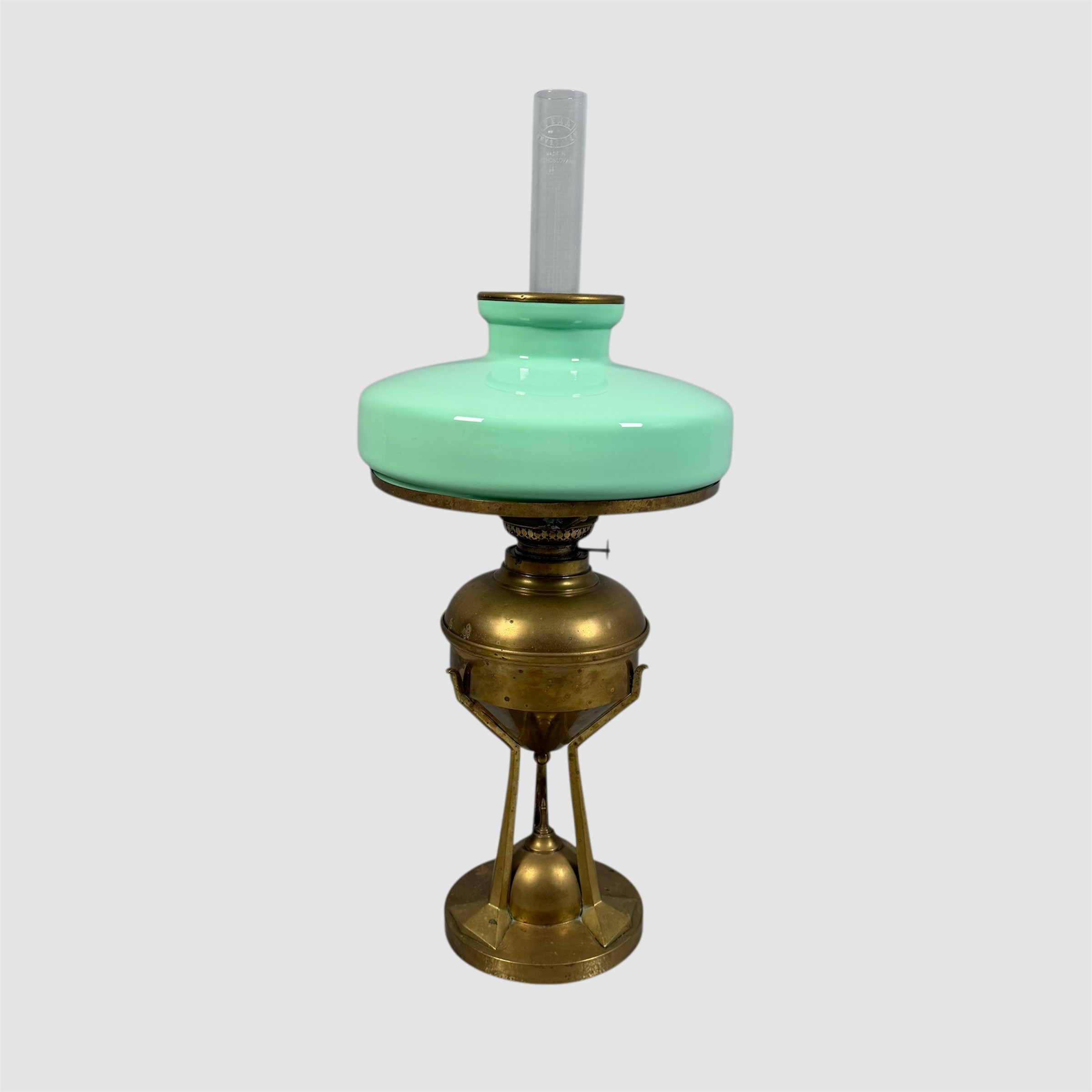 ARVID BÖHLMARKS LAMPFABRIK, fotogenlampa, 1900-talets början, jugend, mässing, mintgrön kupa i överfång med beslag i mässing, Litteratur: Böhlmarks 1871-1937, ur katalog för 1906, katalogförd 1906-1912, Plansch 21, bild 7.