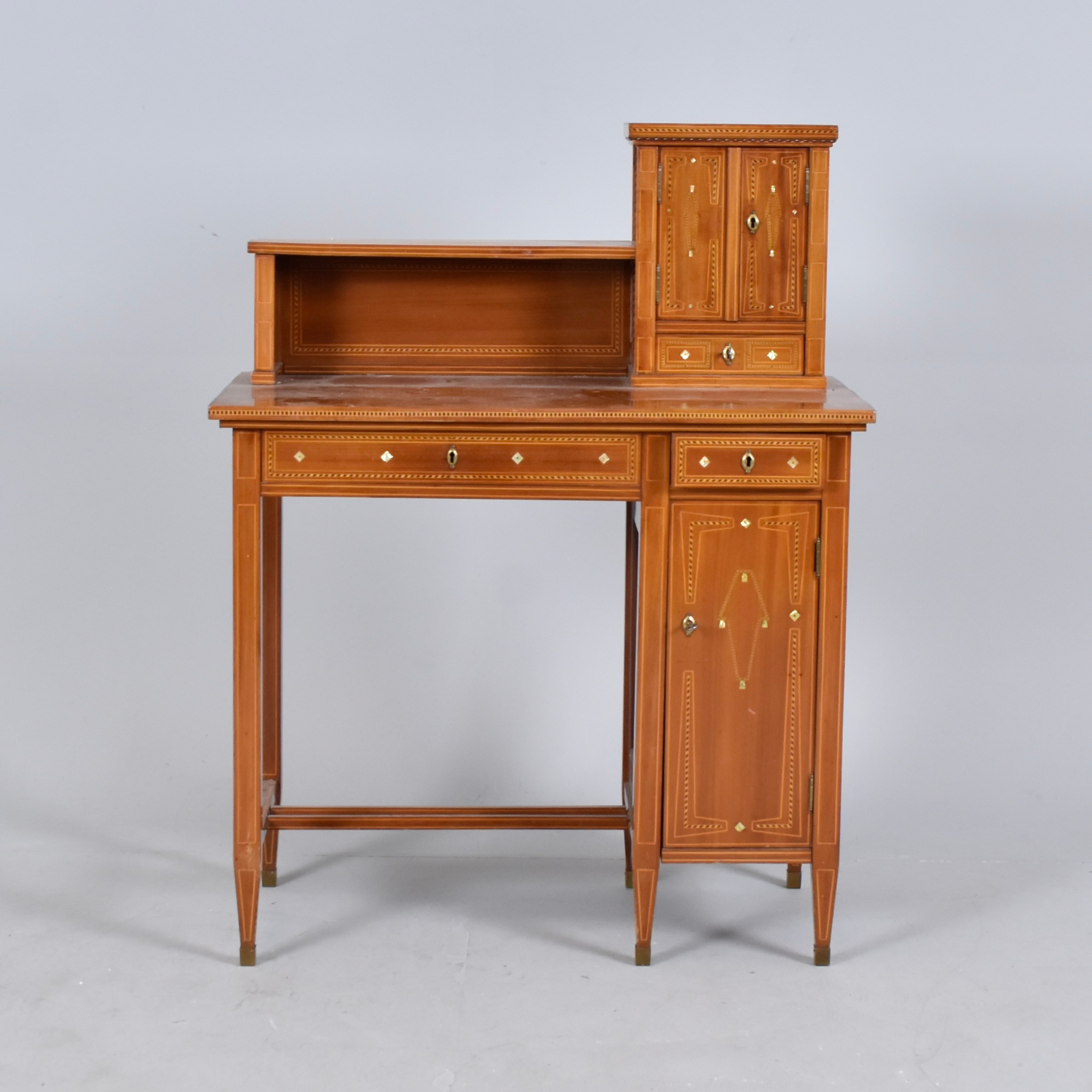 DAMSKRIVBORD, mahogny med intarsia och pärlemorinkrusteringar.