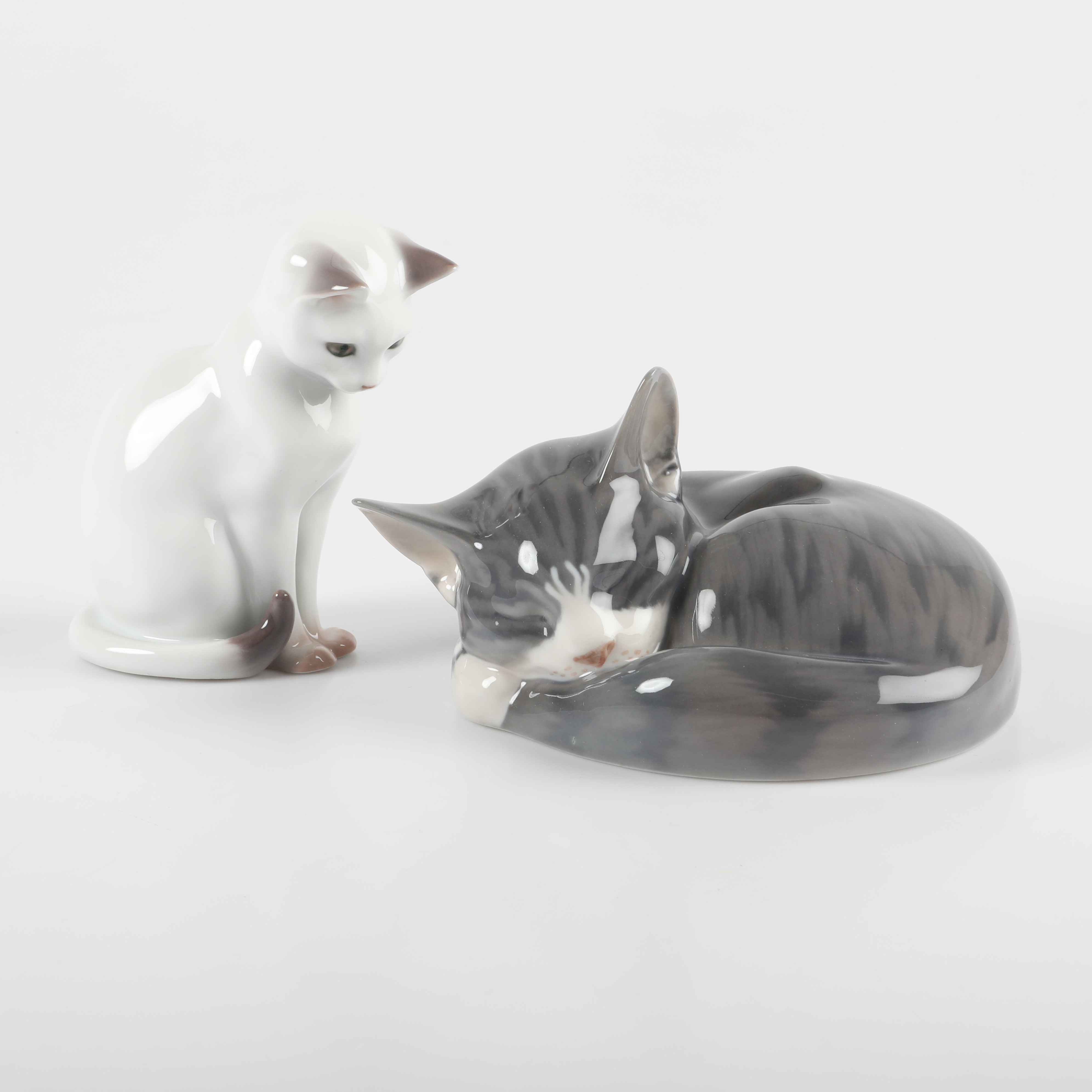 FIGURINER, 2 stycken, katter, porslin, Bing & Gröndahl samt Royal Copenhagen, Danmark.