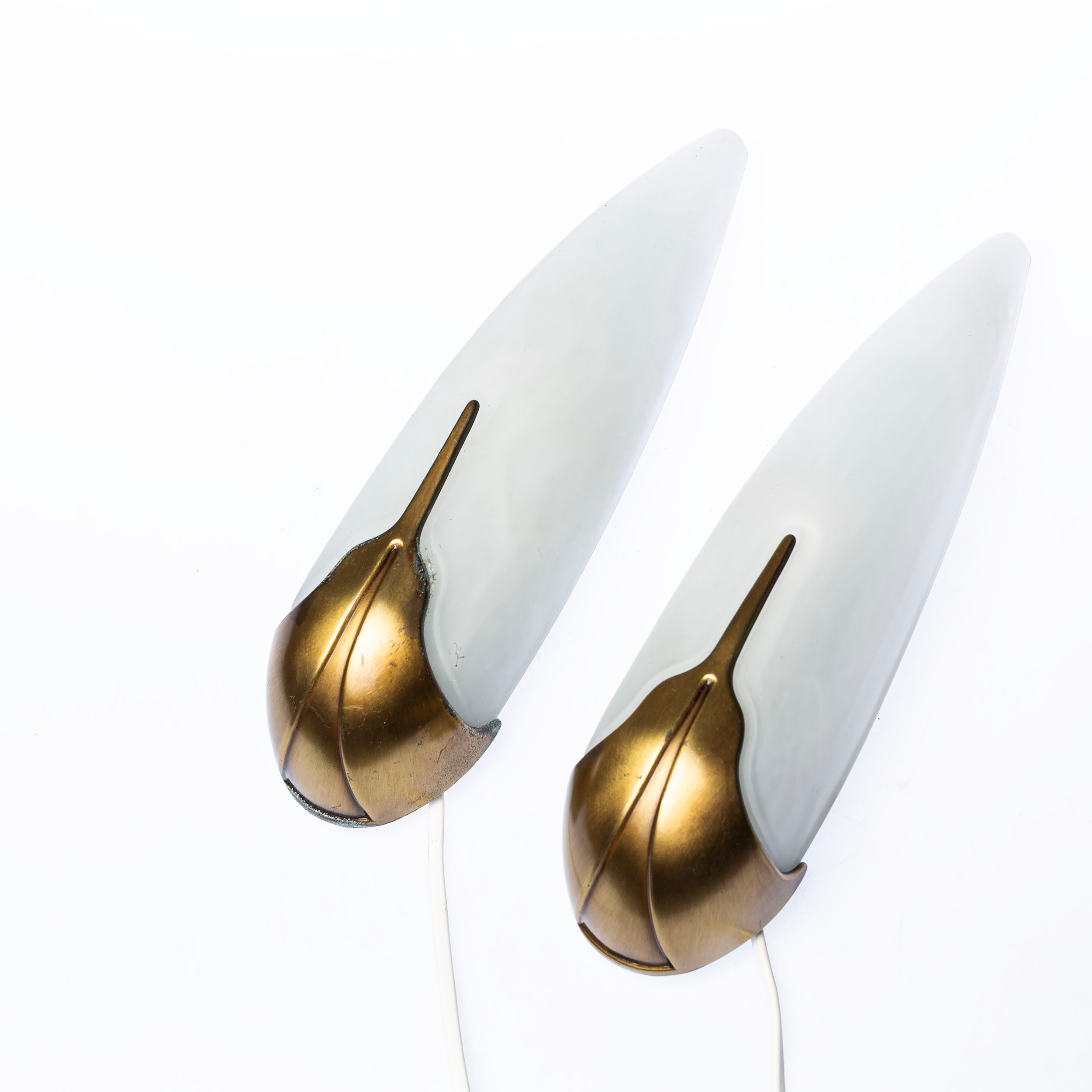 VÄGGLAMPOR, ett par, 1900-talets senare del, märkta L-team nr 2506, glas och gulmetall.