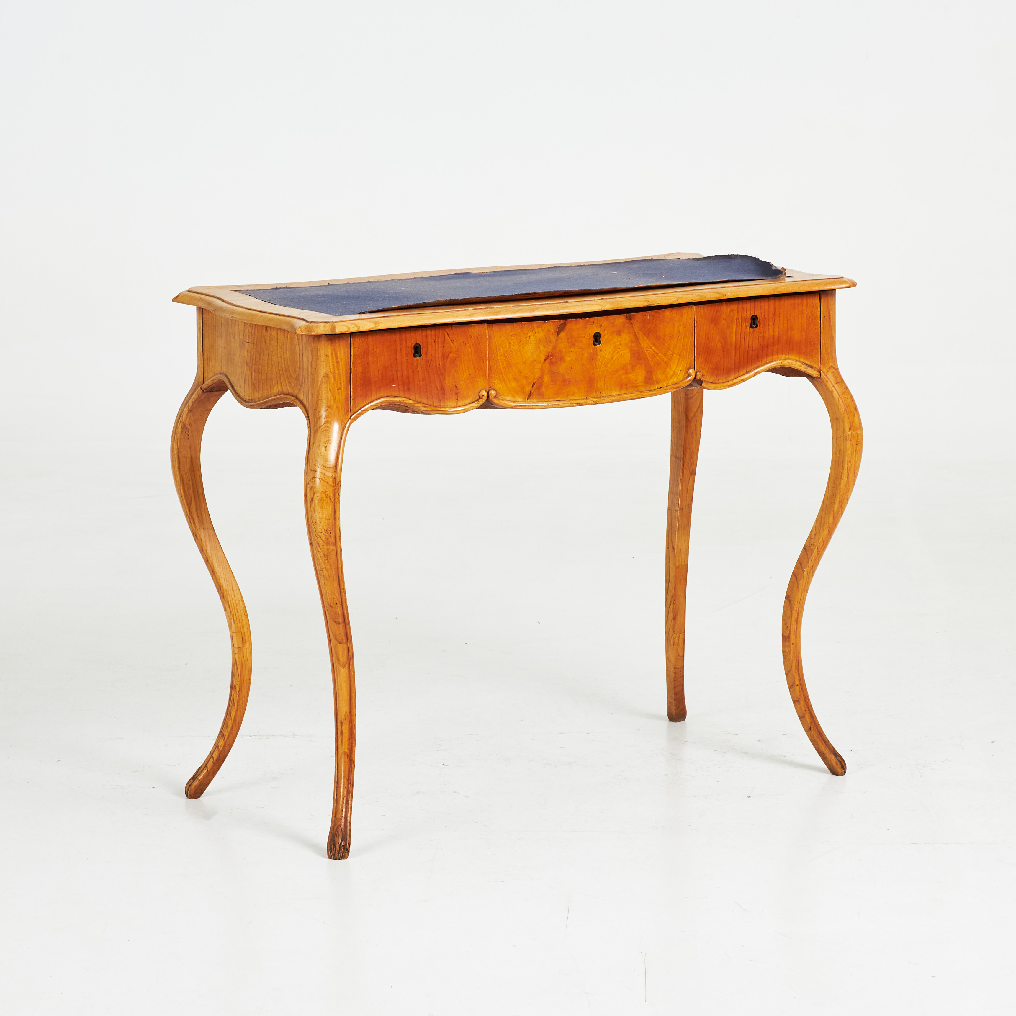 SKRIVBORD, rokokostil, ek, tre utdragslådor, skrivskiva med textilklädsel, 18/1900-tal.