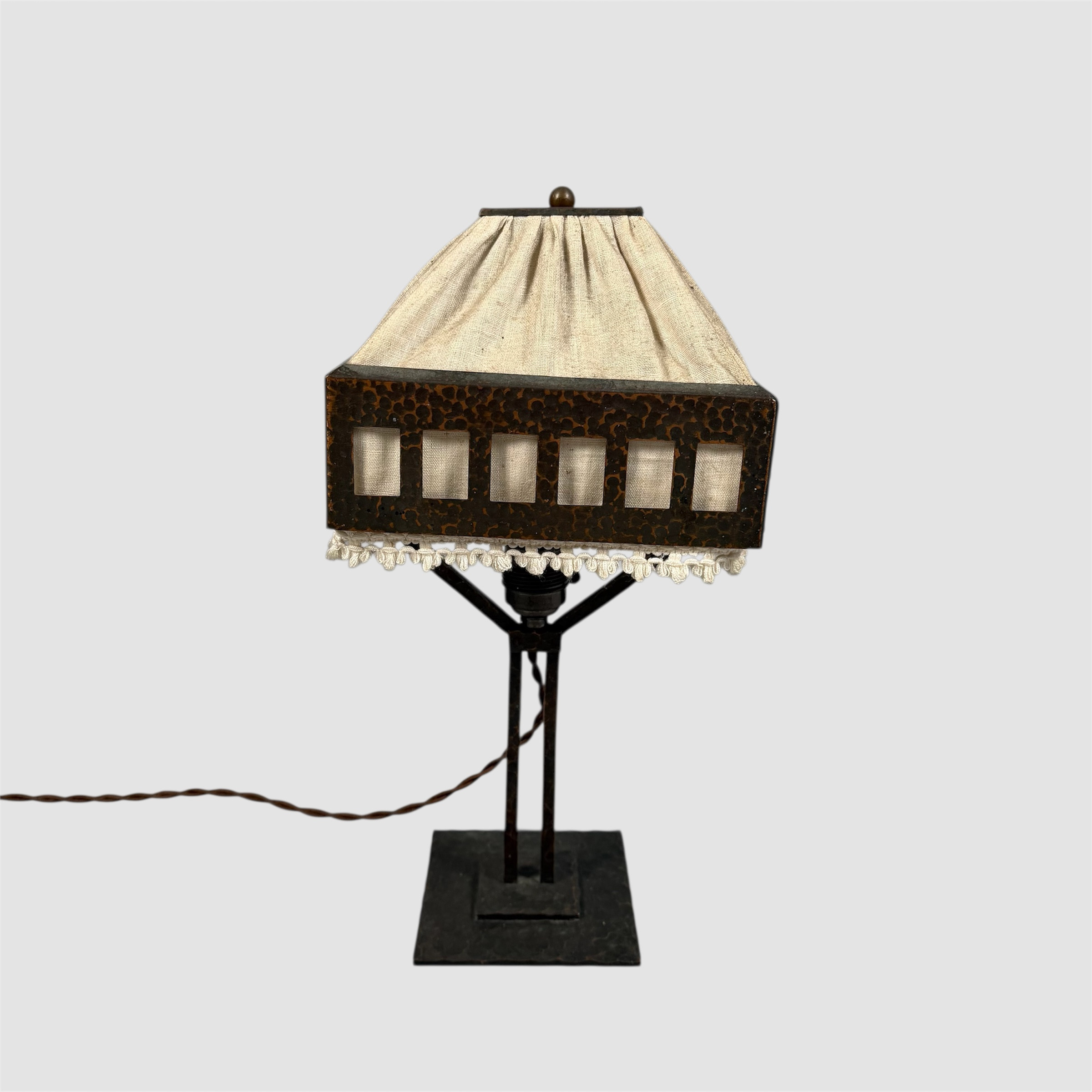 BORDSLAMPA, 1900-talets första kvartal, patinerad koppar, delvis textilklädd skärm.
