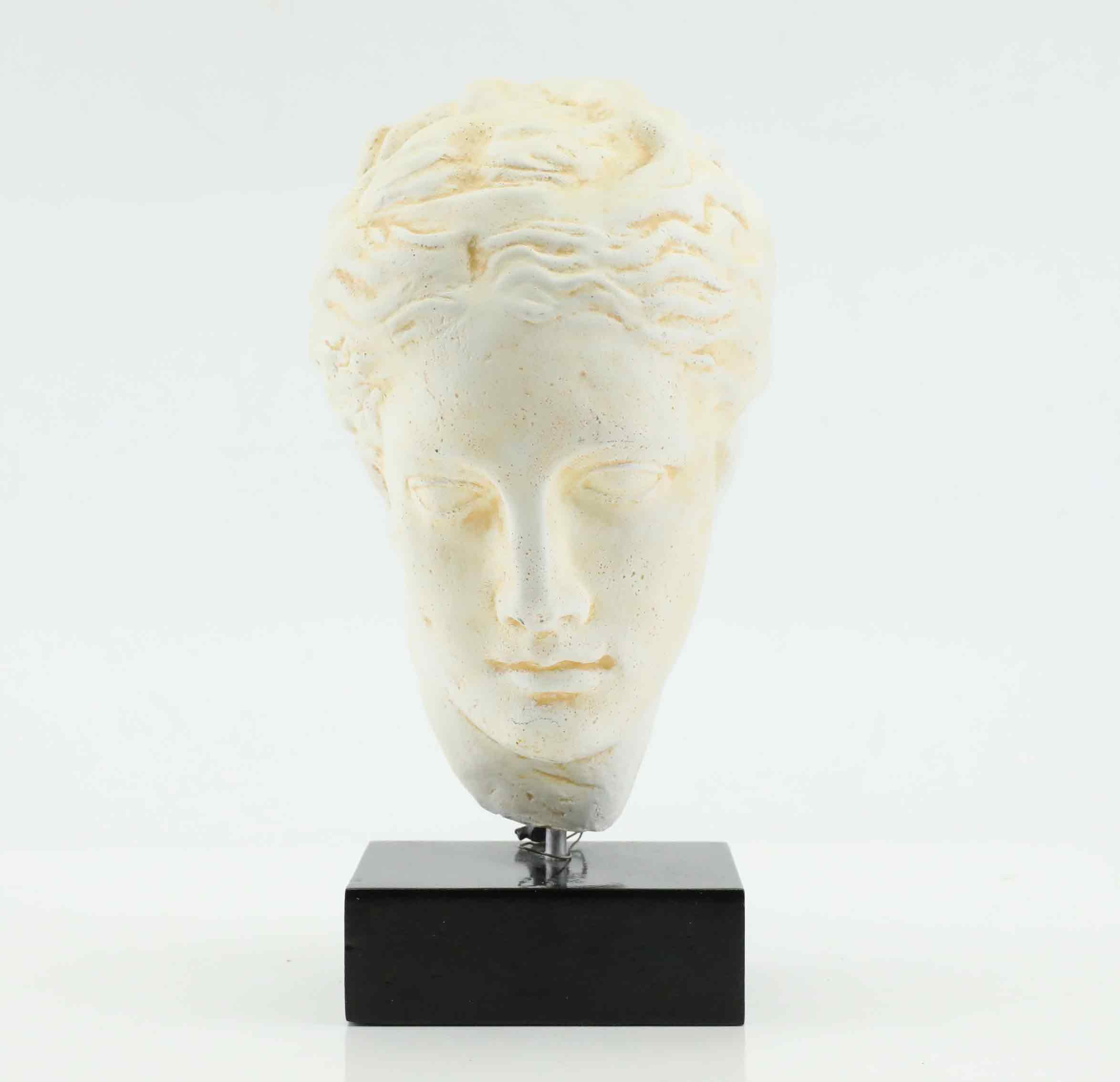 SKULPTUR, "Hygieia", efter antik förlaga, gips, sockel i trä, hälsans och renhetens gudinna, 1900-tal.
