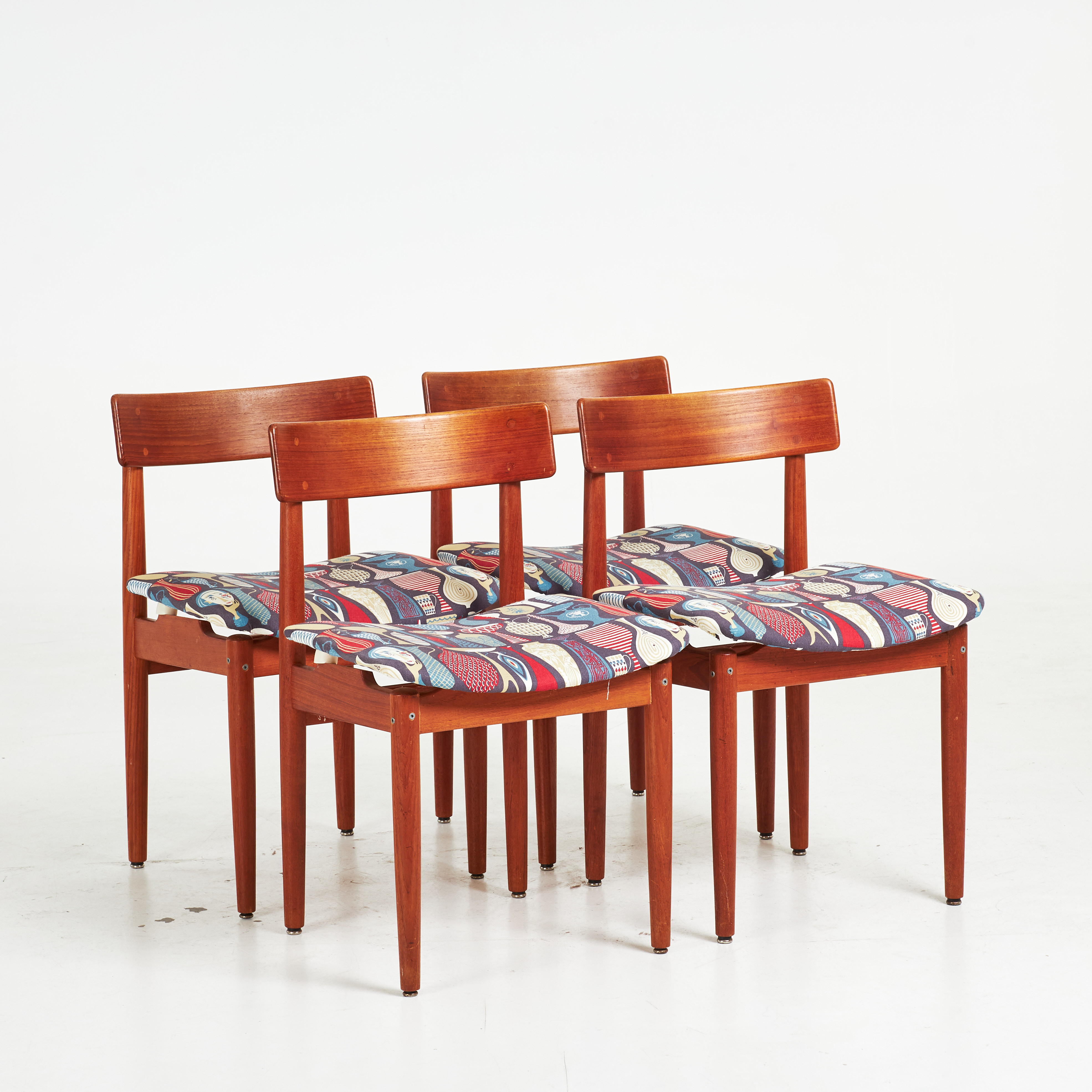 NILS JONSSON. Stolar, 4 st, "Tyr", Bra Bohag, Troeds, Bjärnum, teak, sitsar klädda i textil "Pottery" Stig Lindberg.