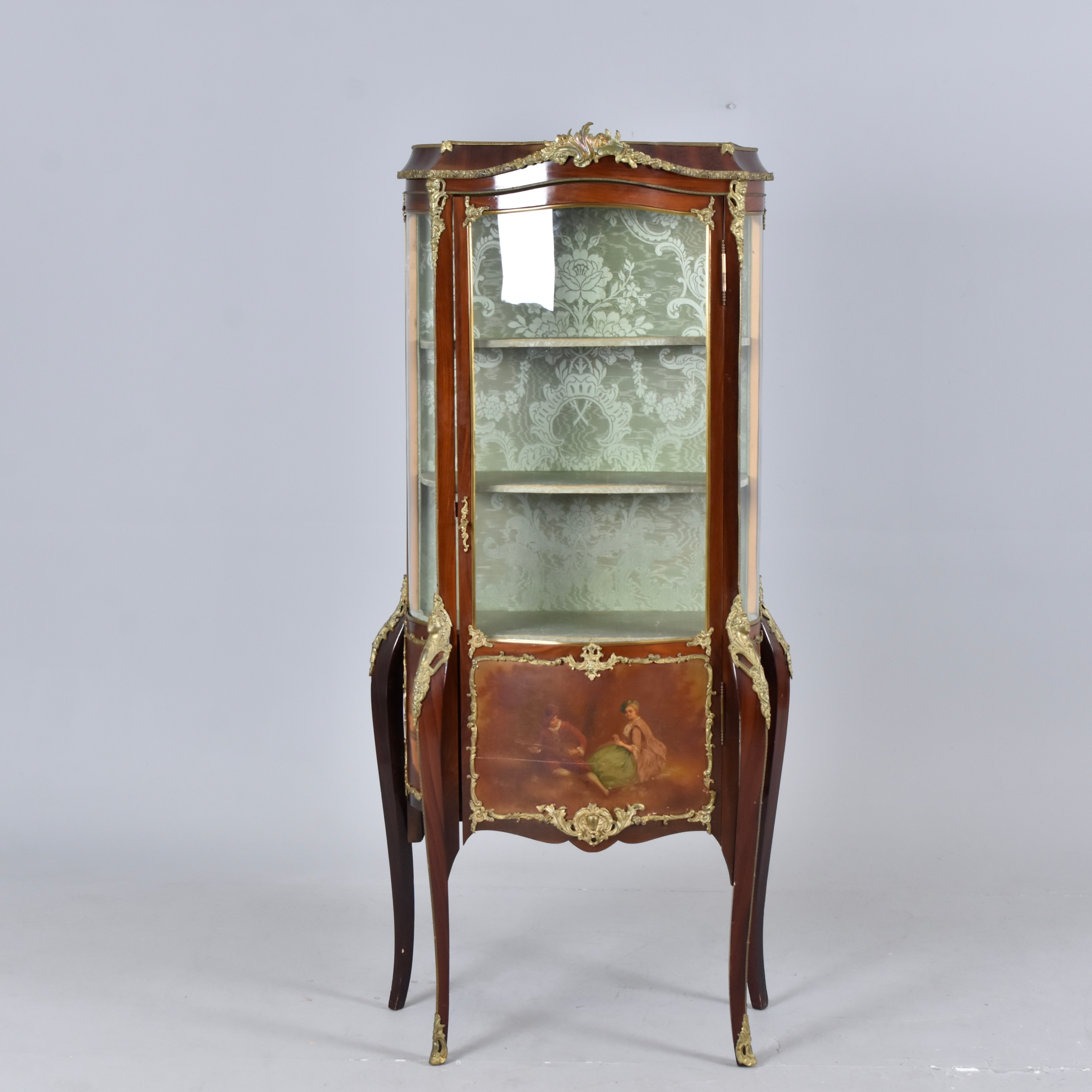 VITRINSKÅP, mahogny med förgyllda metallbeslag.