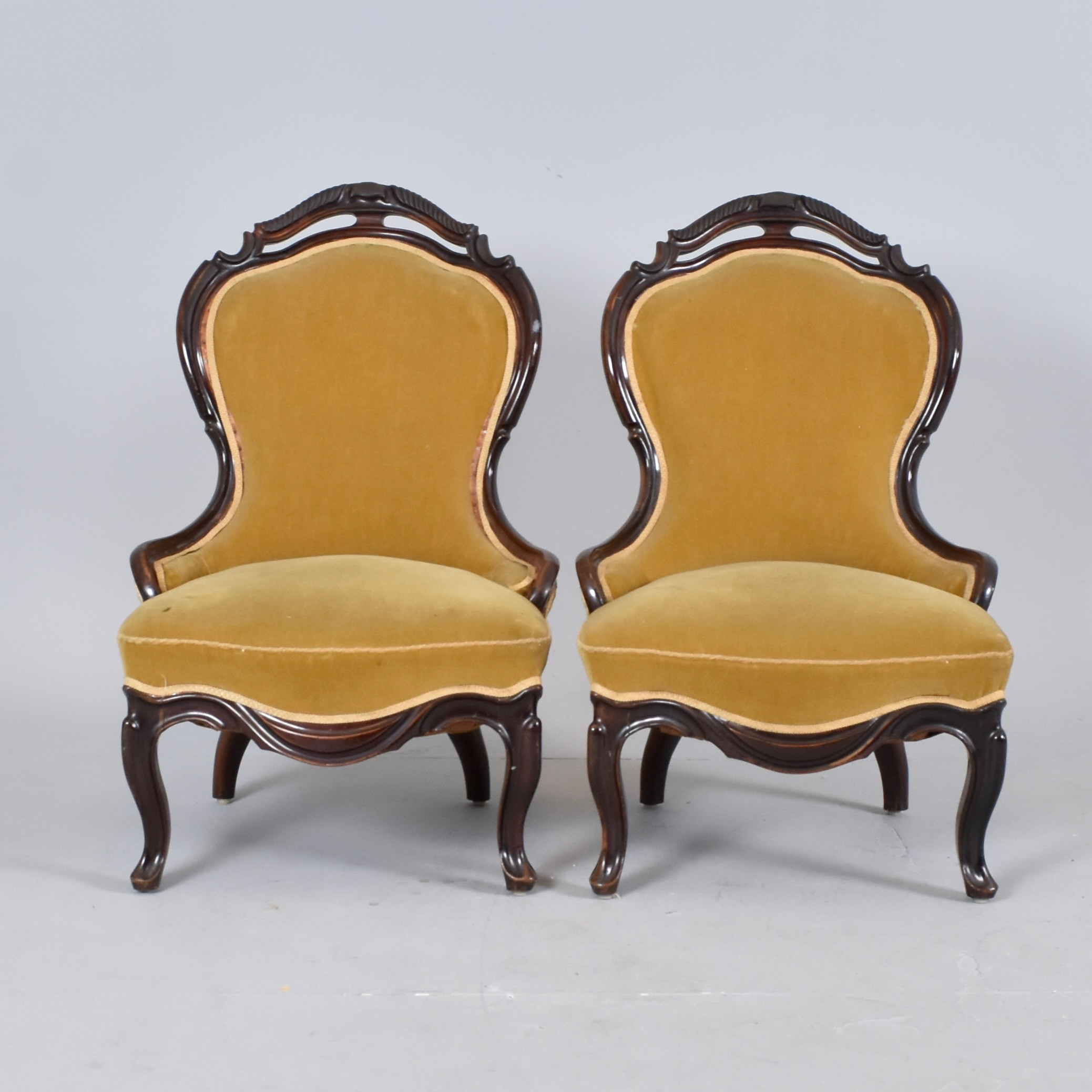 FÅTÖLJER, 1 par, mahogny med plyschklädsel.