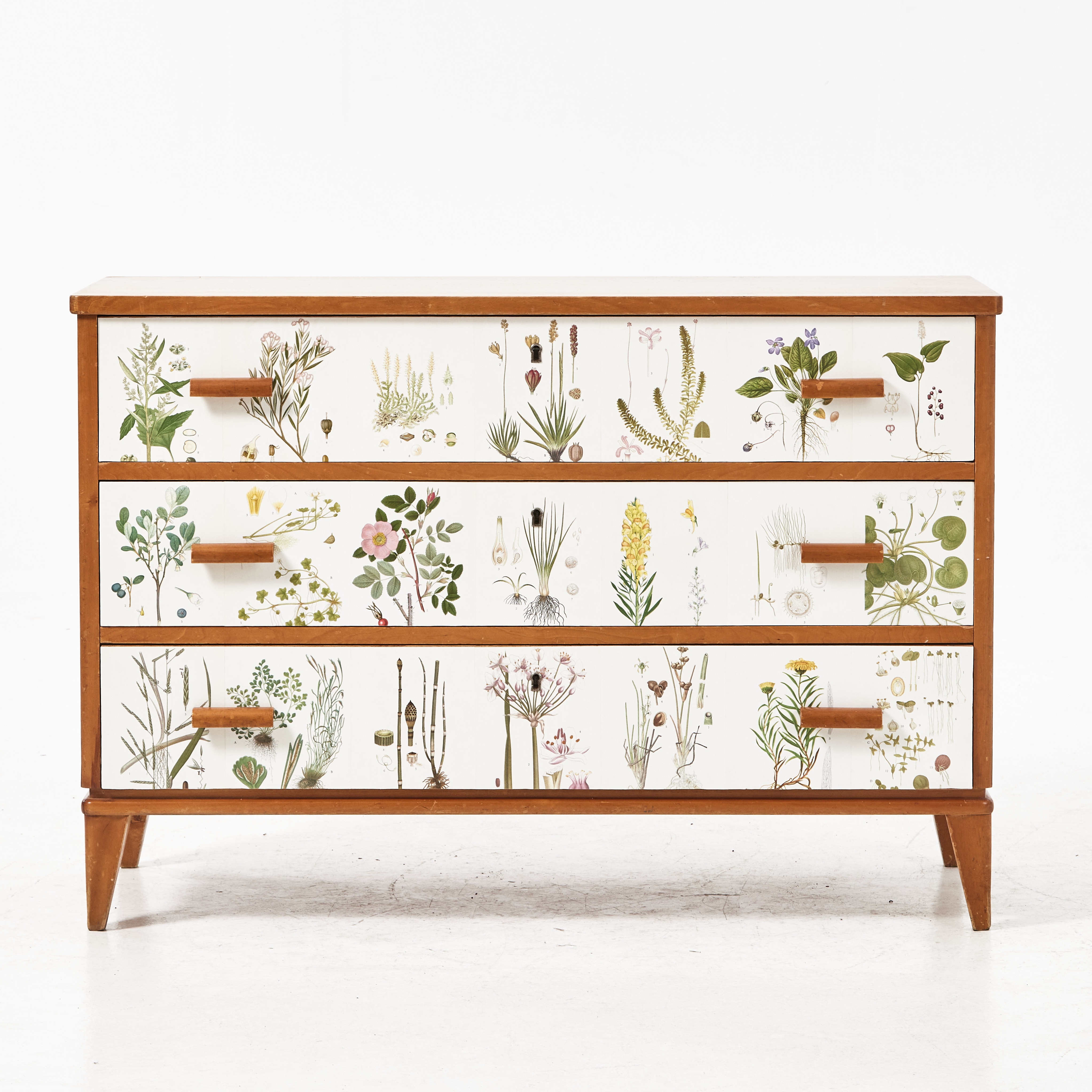 BYRÅ, 1900-talets första hälft, klädd i "Nordens Flora".