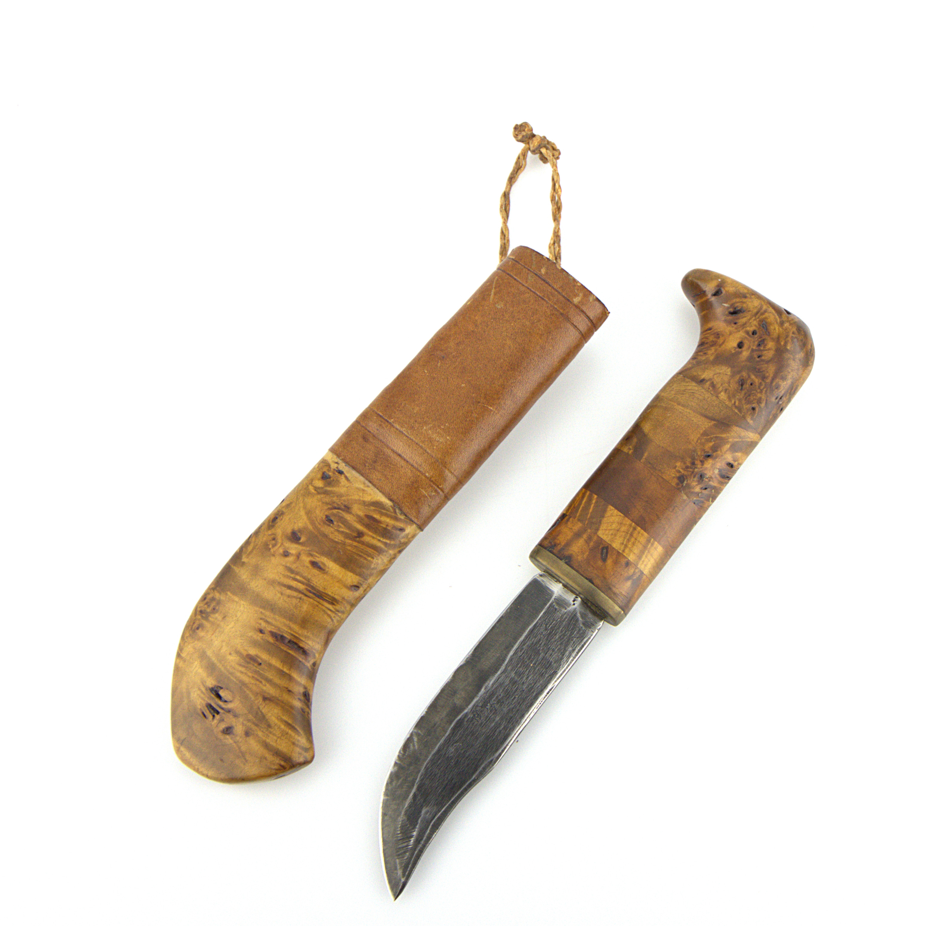 KNIV i balja, trä, skinn, signerad AE.