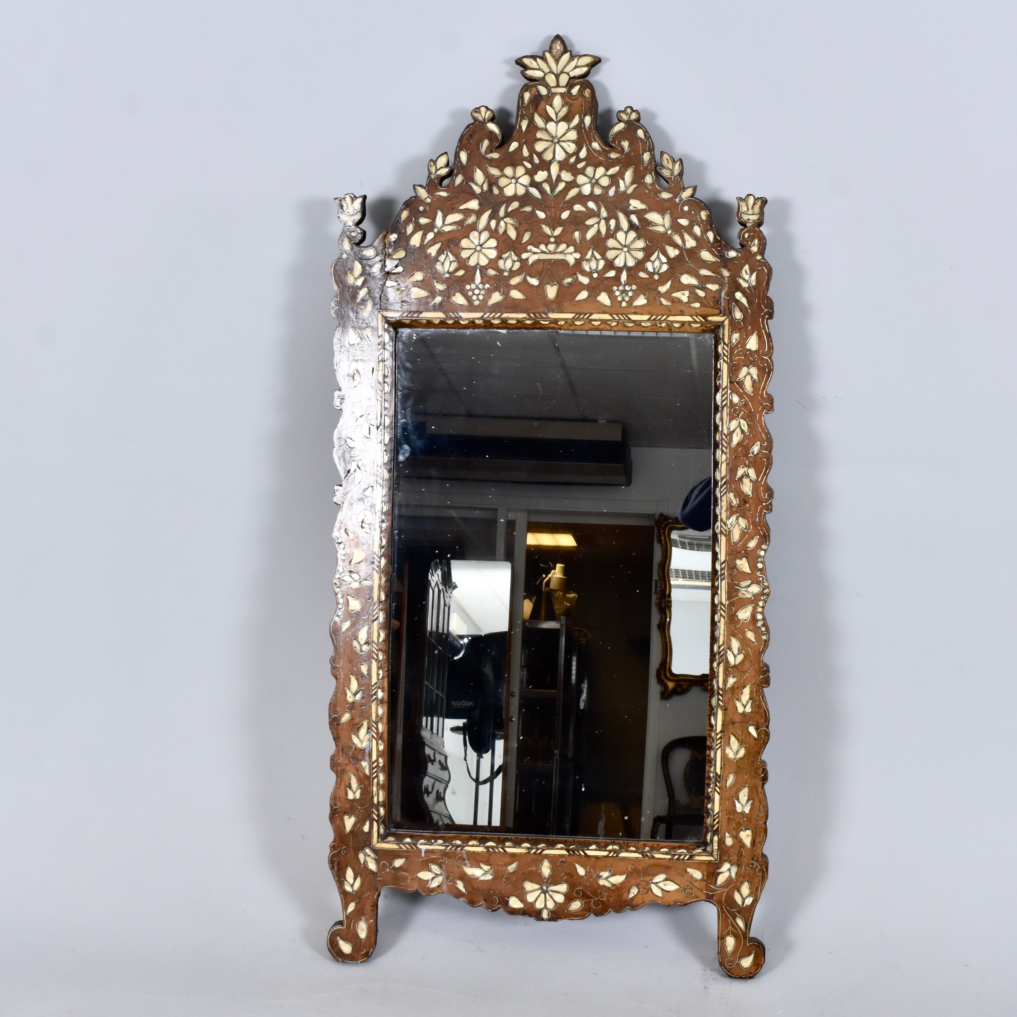 VÄGGSPEGEL, trä med pärlemorintarsia, Syrien.