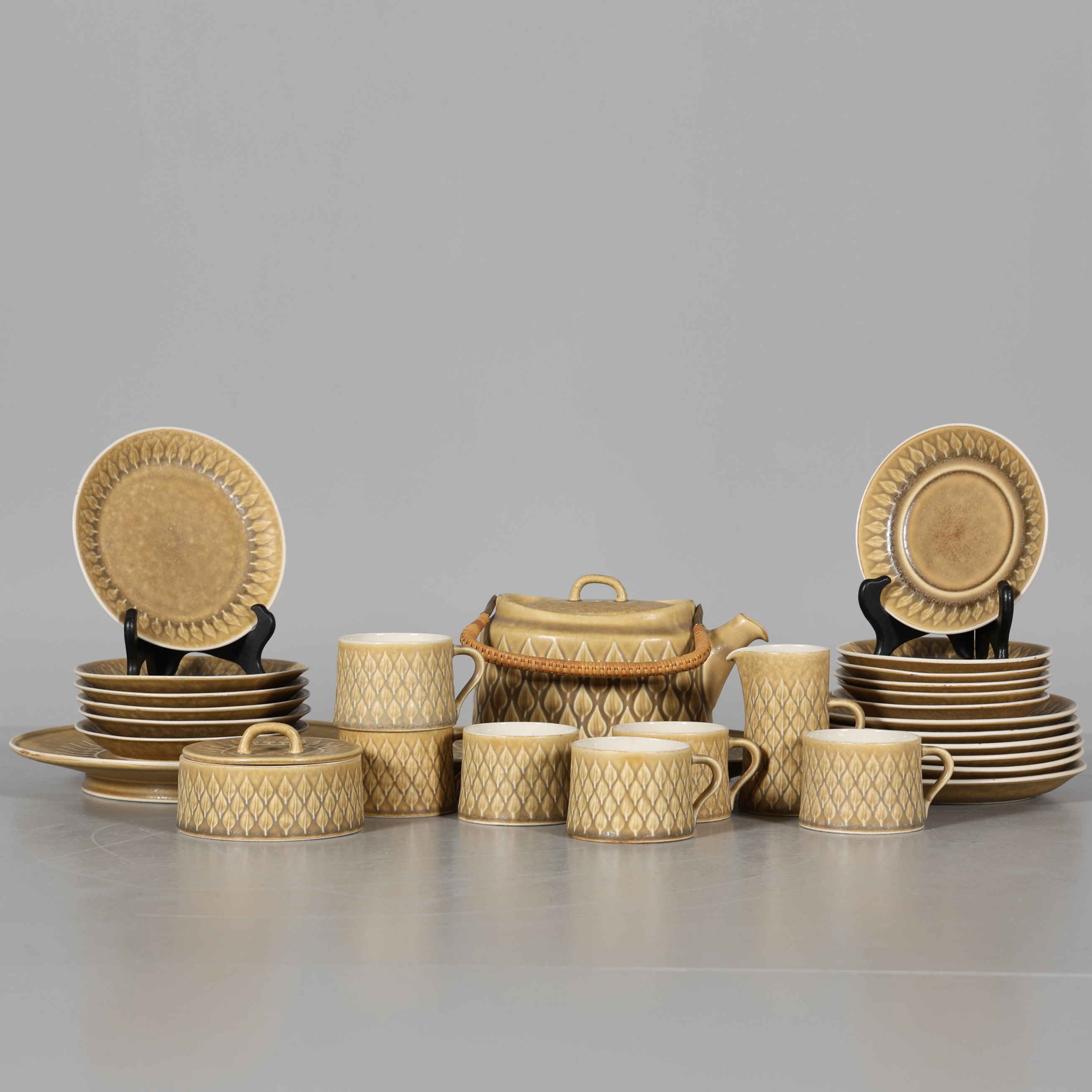 JENS  QUISTGAARD. TESERVIS, 29 delar, stengods, "Relief", Kronjyden, Danmark.