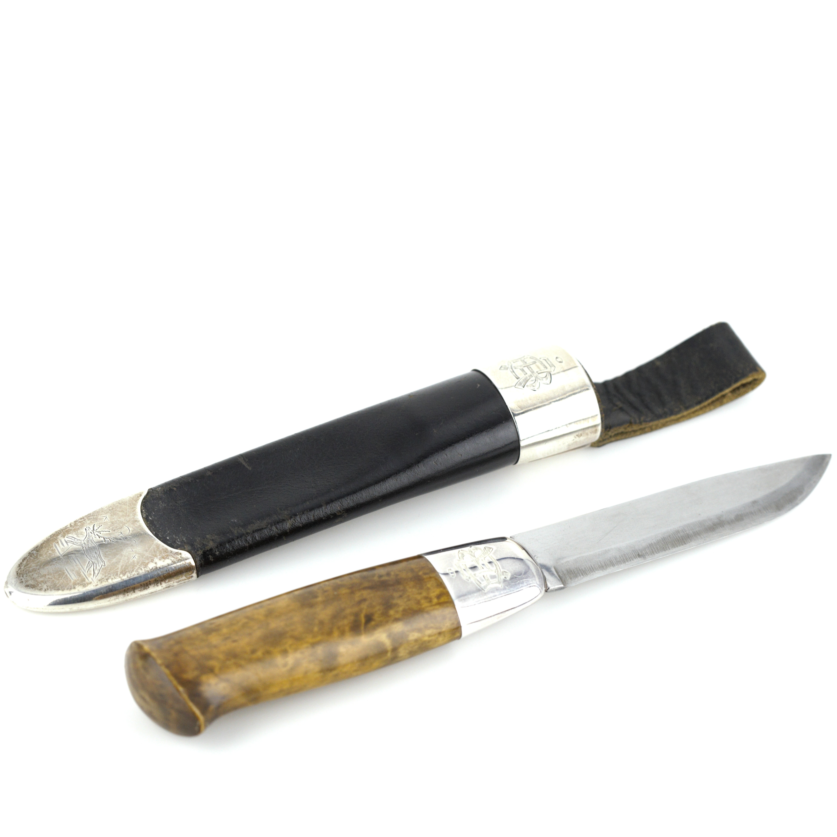 DAVID ANDERSEN. Kniv i balja, beslag i sterlingsilver med monogram, trä, skinn, signerad.