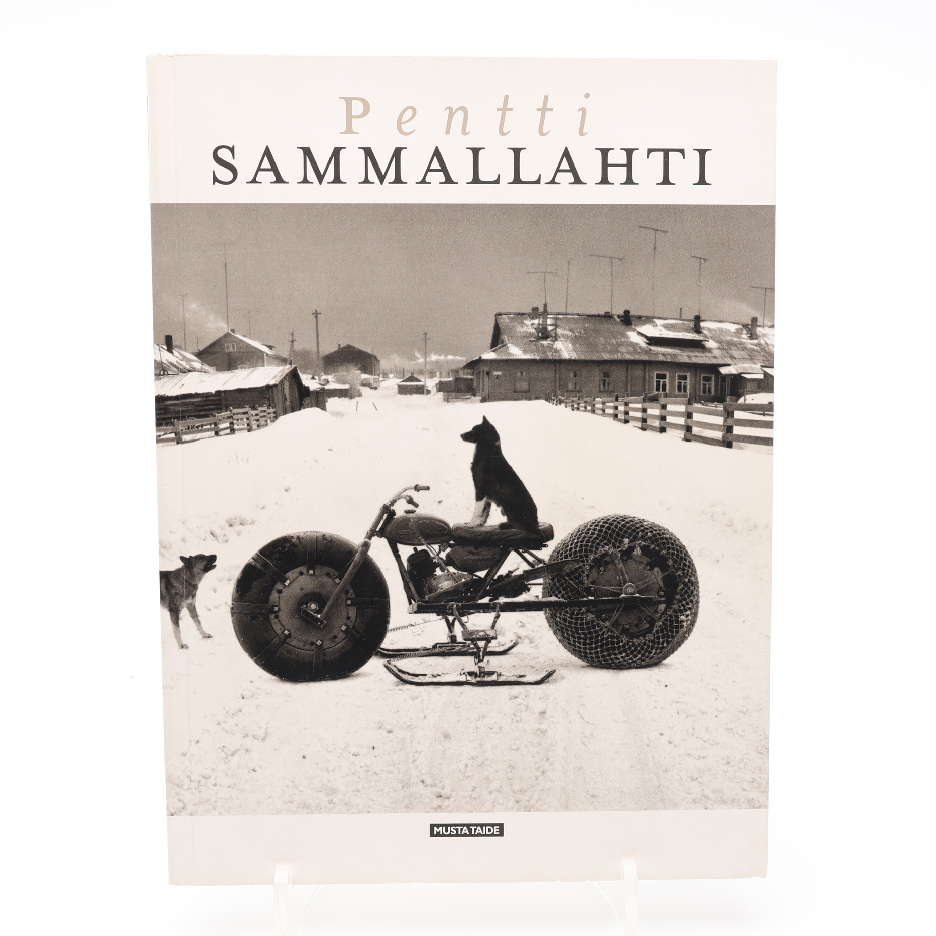 FOTO. UTSTÄLLNINGSKATALOG MED DEN FINSKE FOTOGRAFEN PENTTI SAMMALLAHTIS BILDER PUBLICERAD I SAMBAND MED EN UTSTÄLLNING 1996.