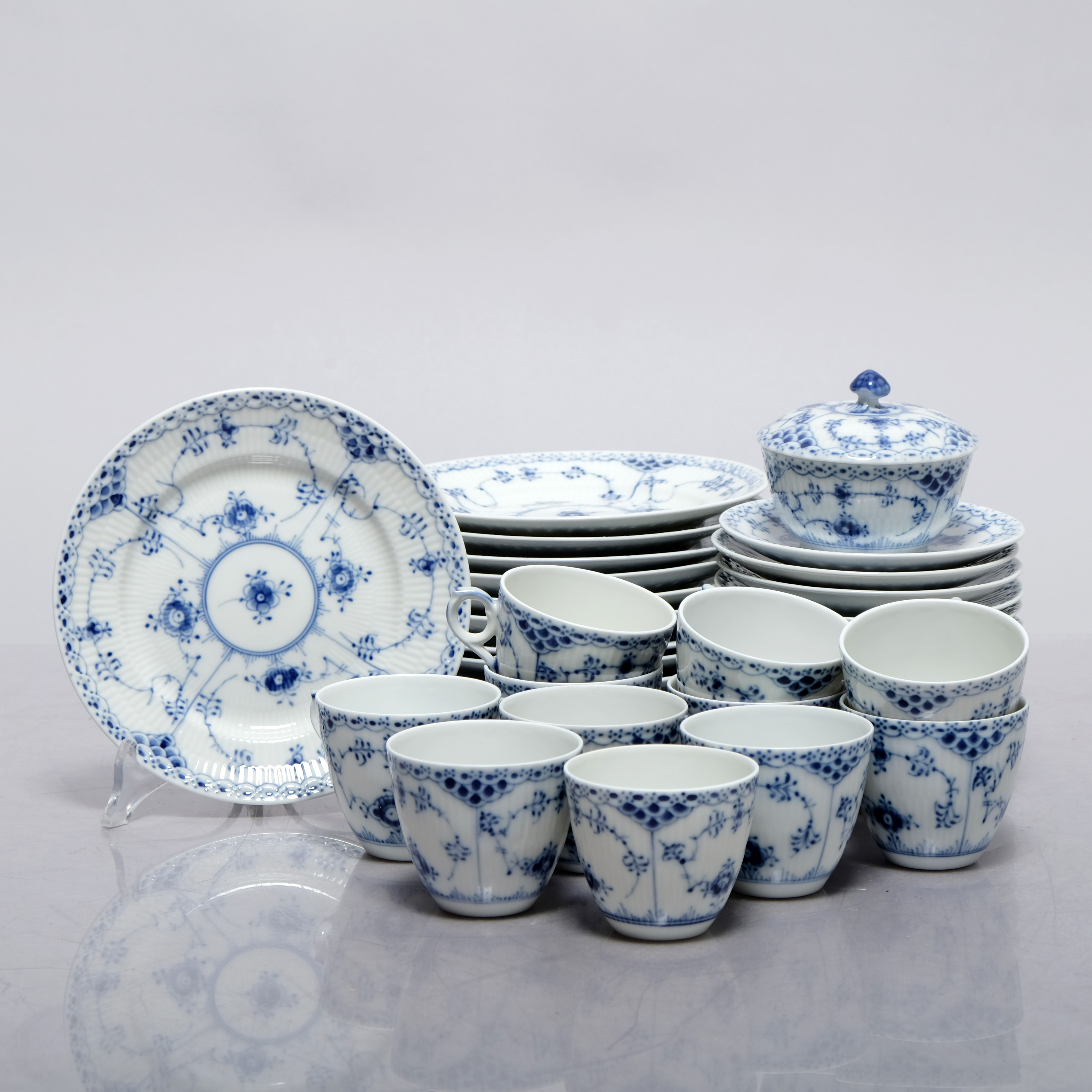 ROYAL COPENHAGEN, Musselmalet Servis, Halvblond, 37 delar. Första sortering.