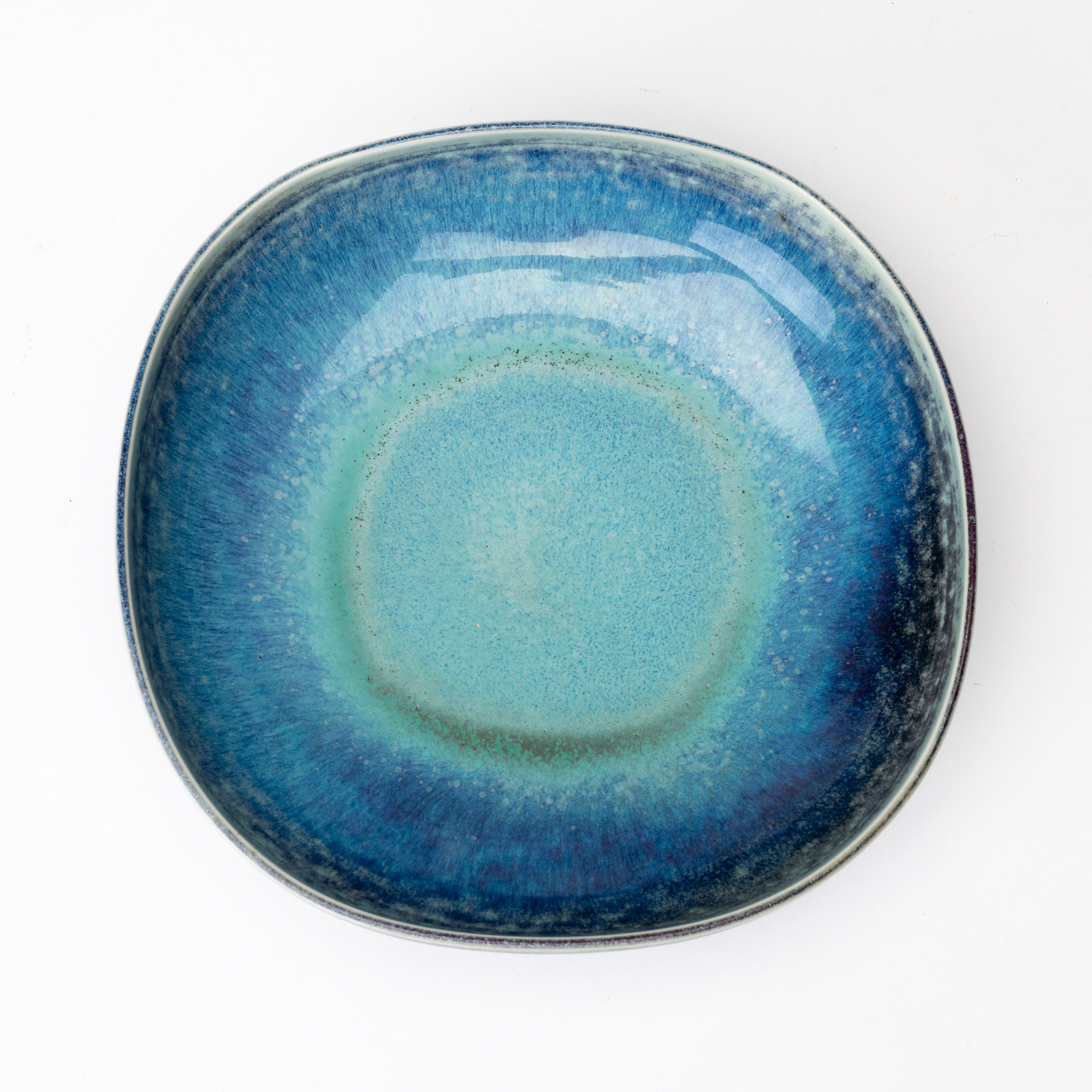 BERNDT FRIBERG. Skålfat, glaserat stengods, harpälsglasyr, Studiohanden, signerad och daterad, 1975, Gustavsberg.