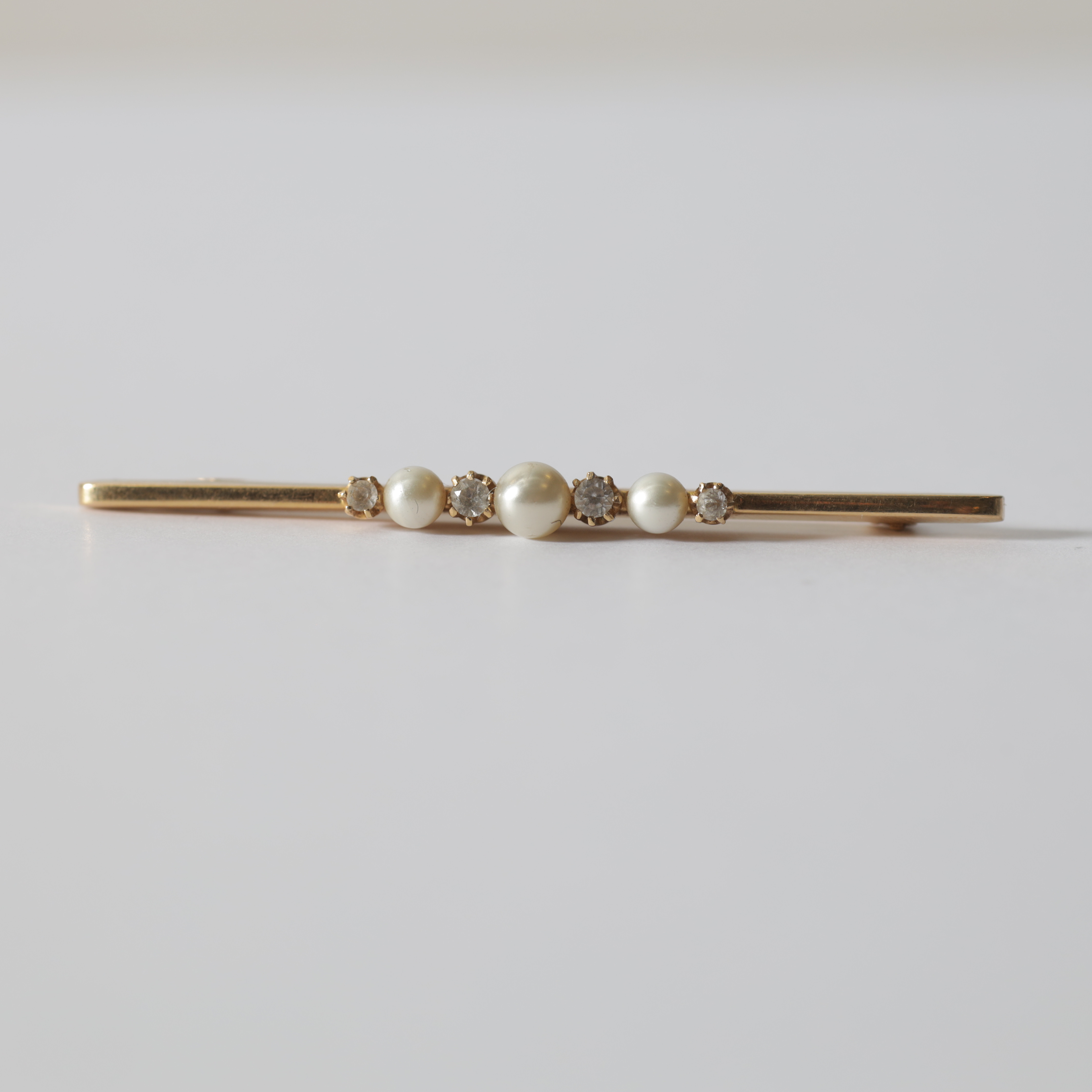 BROSCH/SPÄNNE, 18K guld med pärlor & stenar, Guldvaruaktiebolaget G. Dahlgren & Co. A.B., Malmö, 1933. Totalvikt ca 2,3 gram.