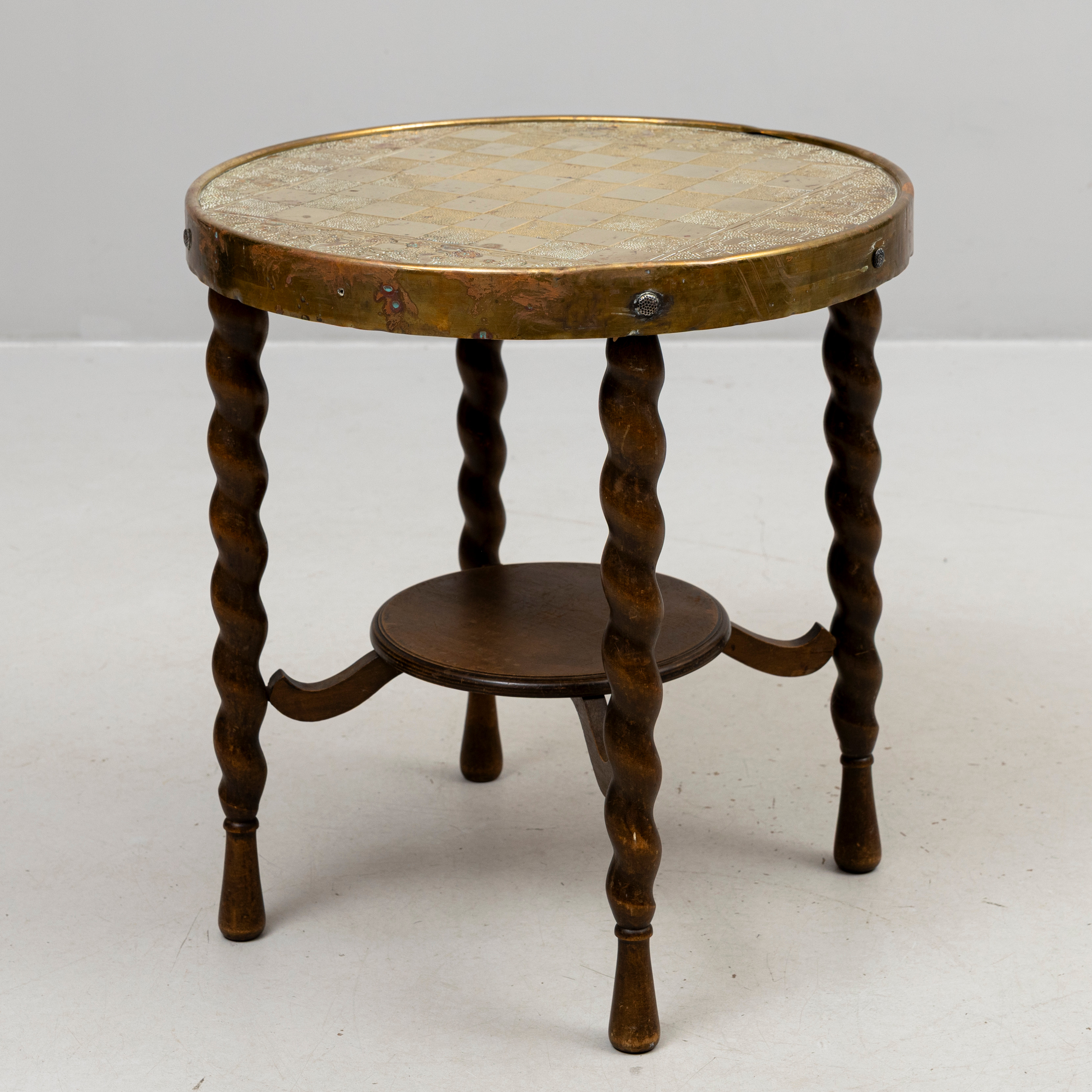 SCHACKBORD, mässing, svarvade ben, 1900-talets första hälft.