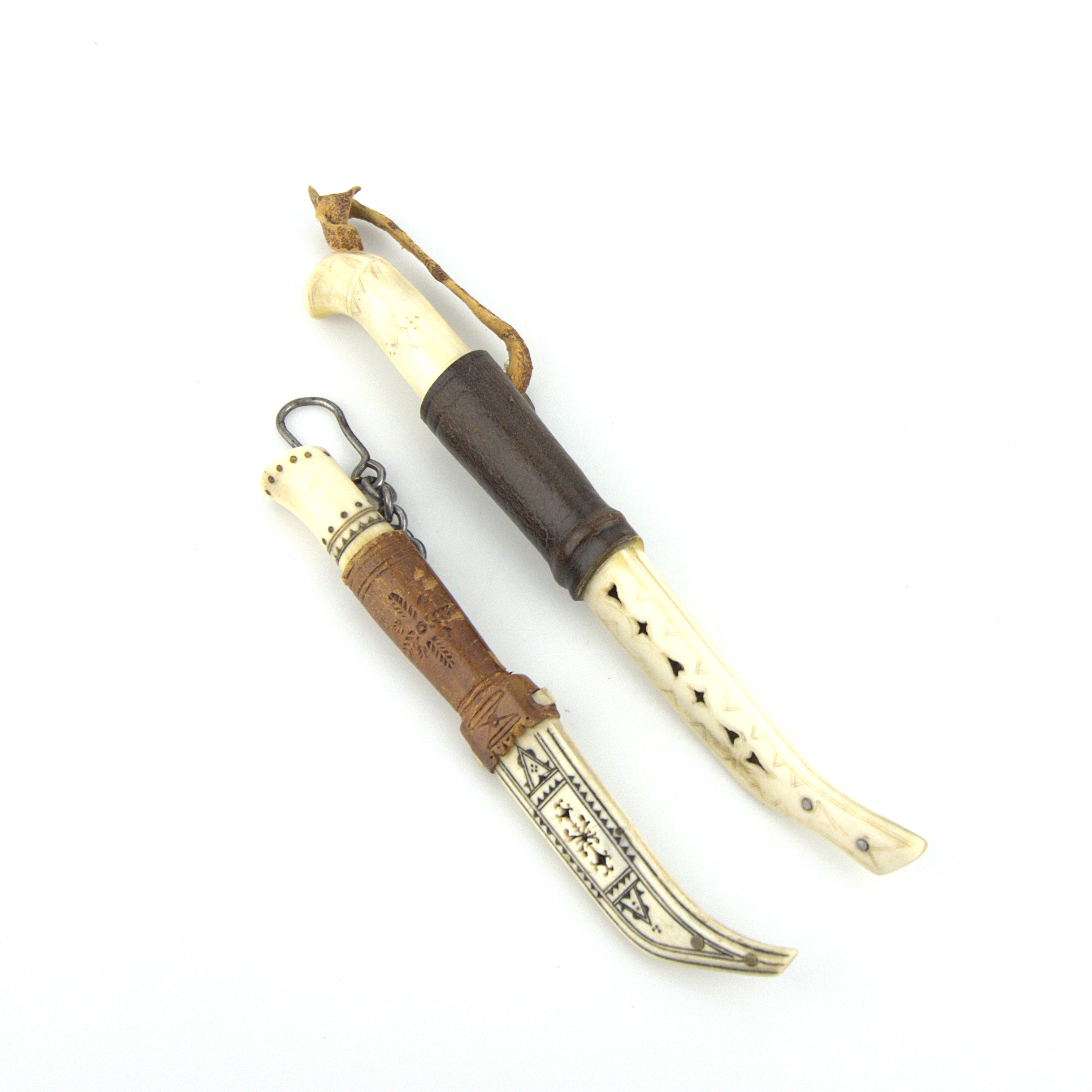 HALVHORNSKNIVAR i balja, renhorn, skinn, vara en signerad, KB.