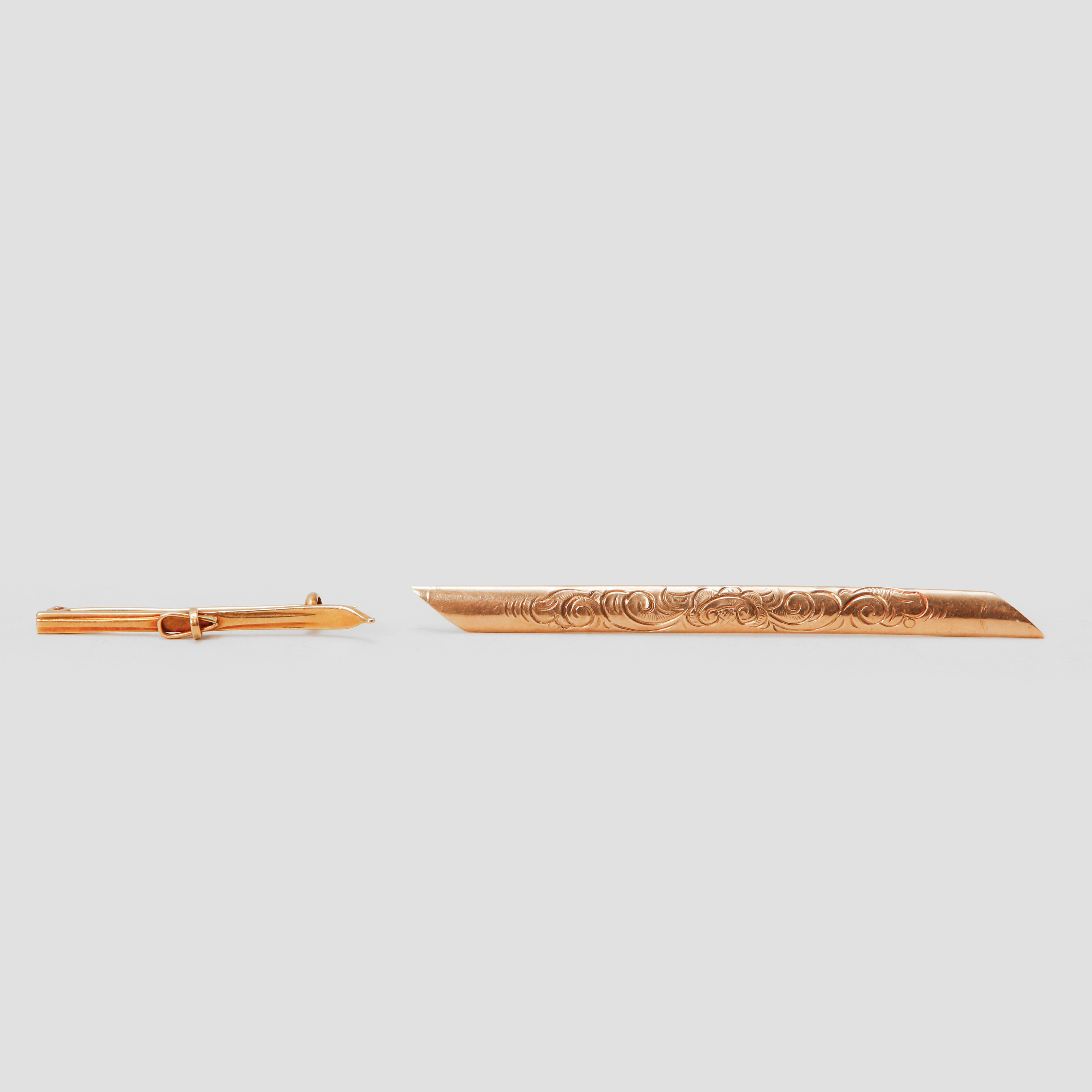 BROSCHER 2 st, 14k guld, vikt ca 6,4 gram.