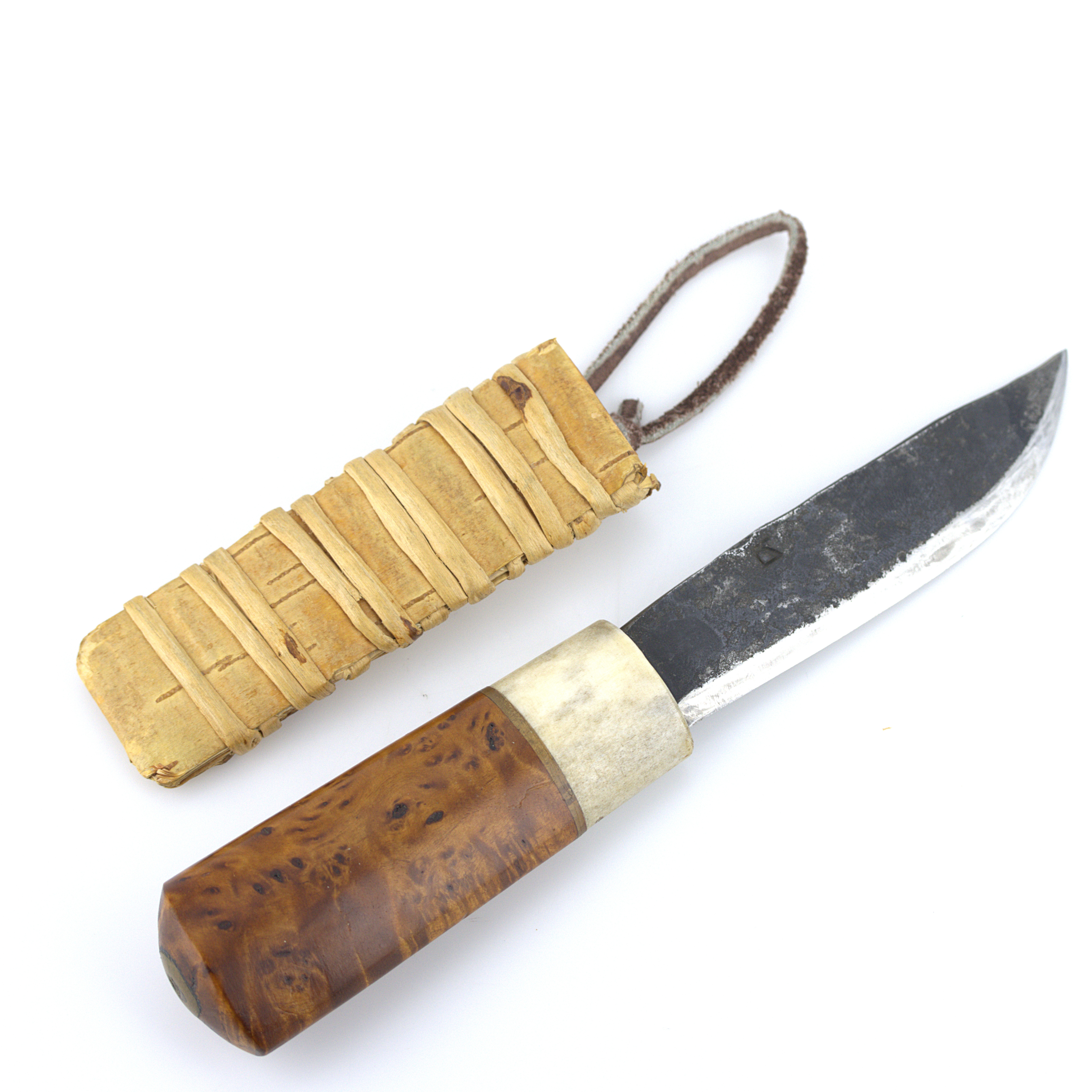 LEIF LINDQVIST. Kniv i balja, näver, trä, renhorn, signerad.