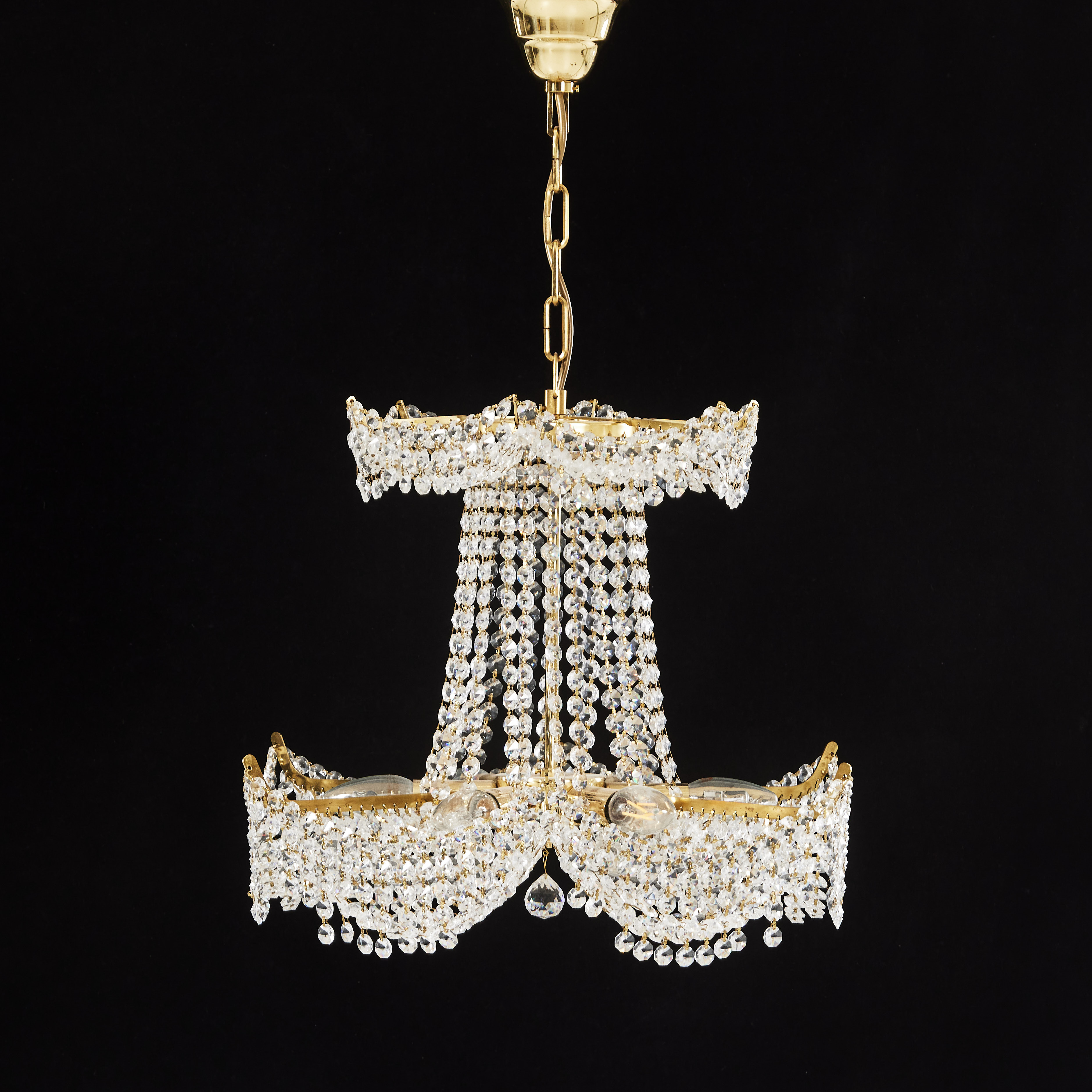 LJUSKRONA, 1900-talets andra hälft, förgylld stomme, behängd med prismor, 6 ljuspunkter.